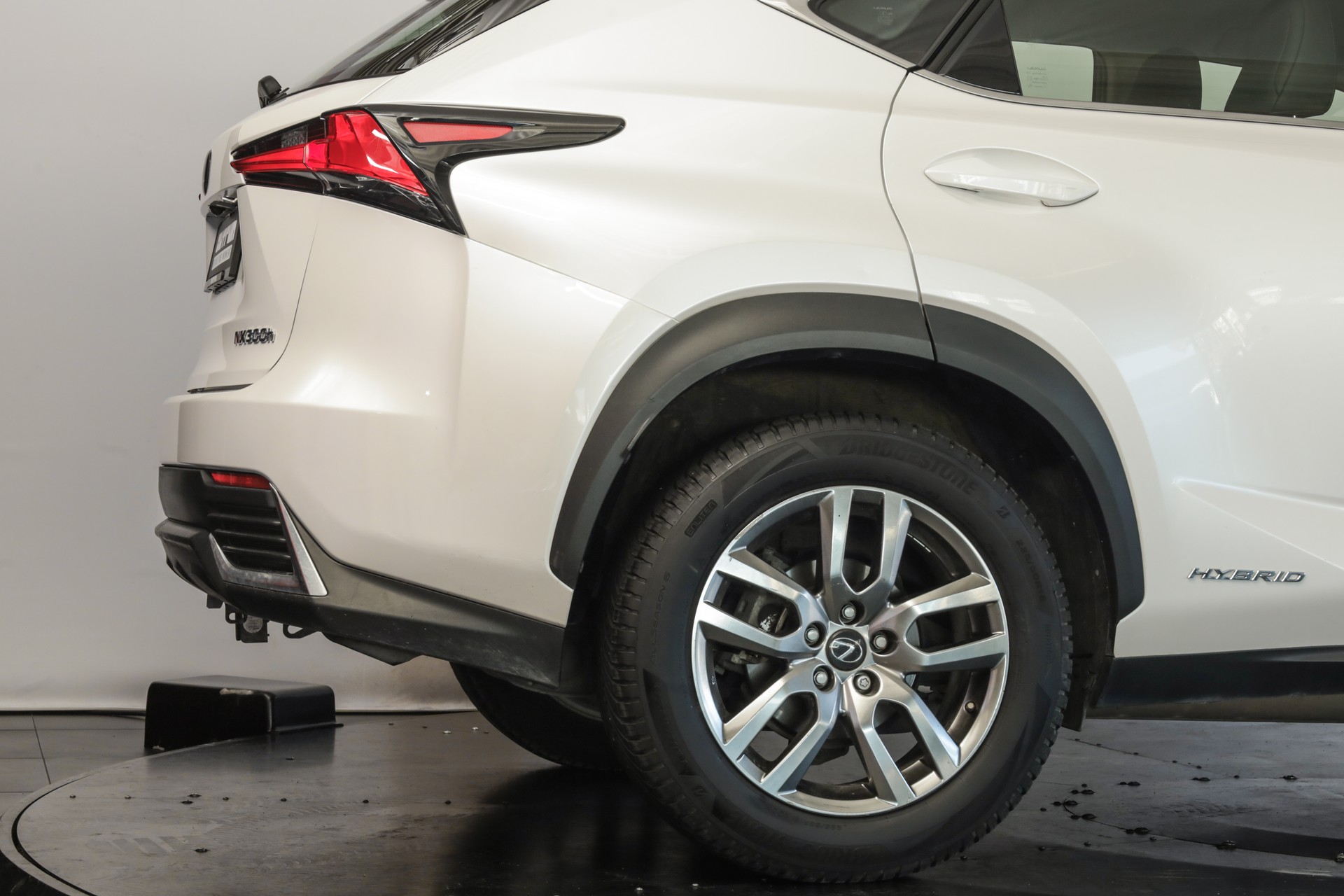 LEXUS NX 300h Impression E-Four Automatic Navigation Premium / Caméra de recul / Sièges chauffants-image-22