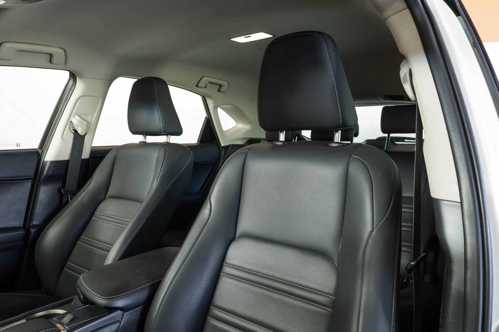 LEXUS NX 300h Impression E-Four Automatic Navigation Premium / Caméra de recul / Sièges chauffants-image-11