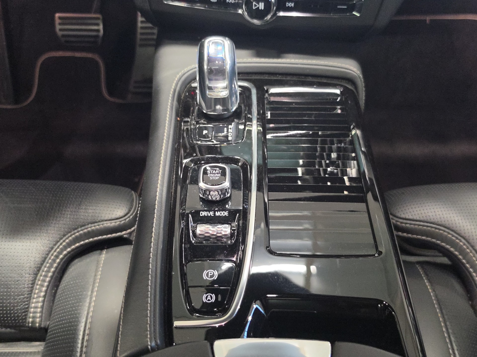 VOLVO V90 2.0 T8 TE R-Design AWD-image-14