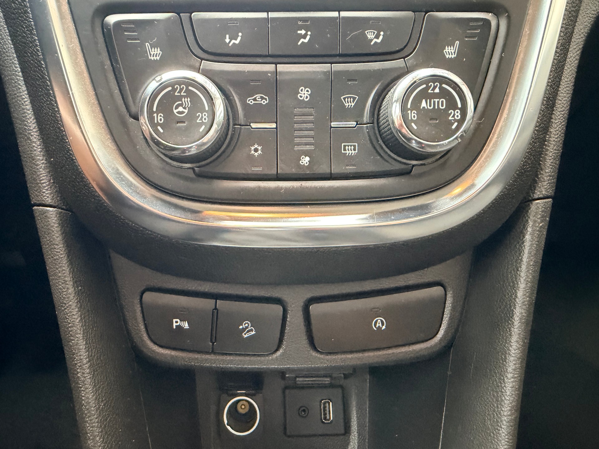 OPEL Mokka 1.4i 16V Turbo Drive 4WD-image-12