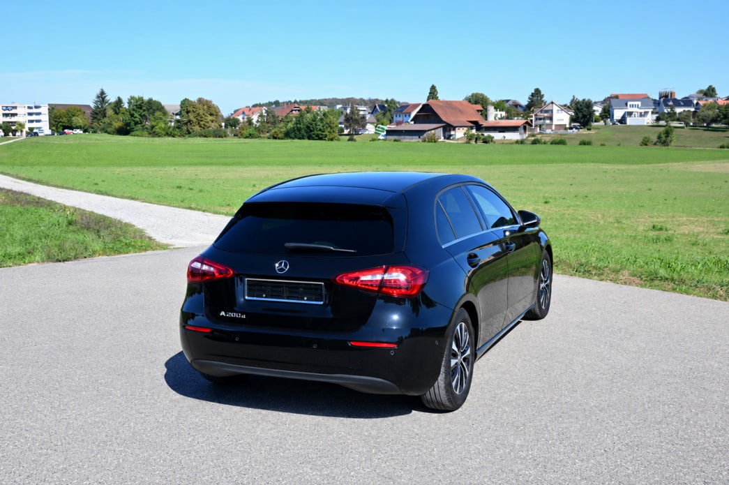 MERCEDES-BENZ A 200 d SE Line 8G-DCT-image-2