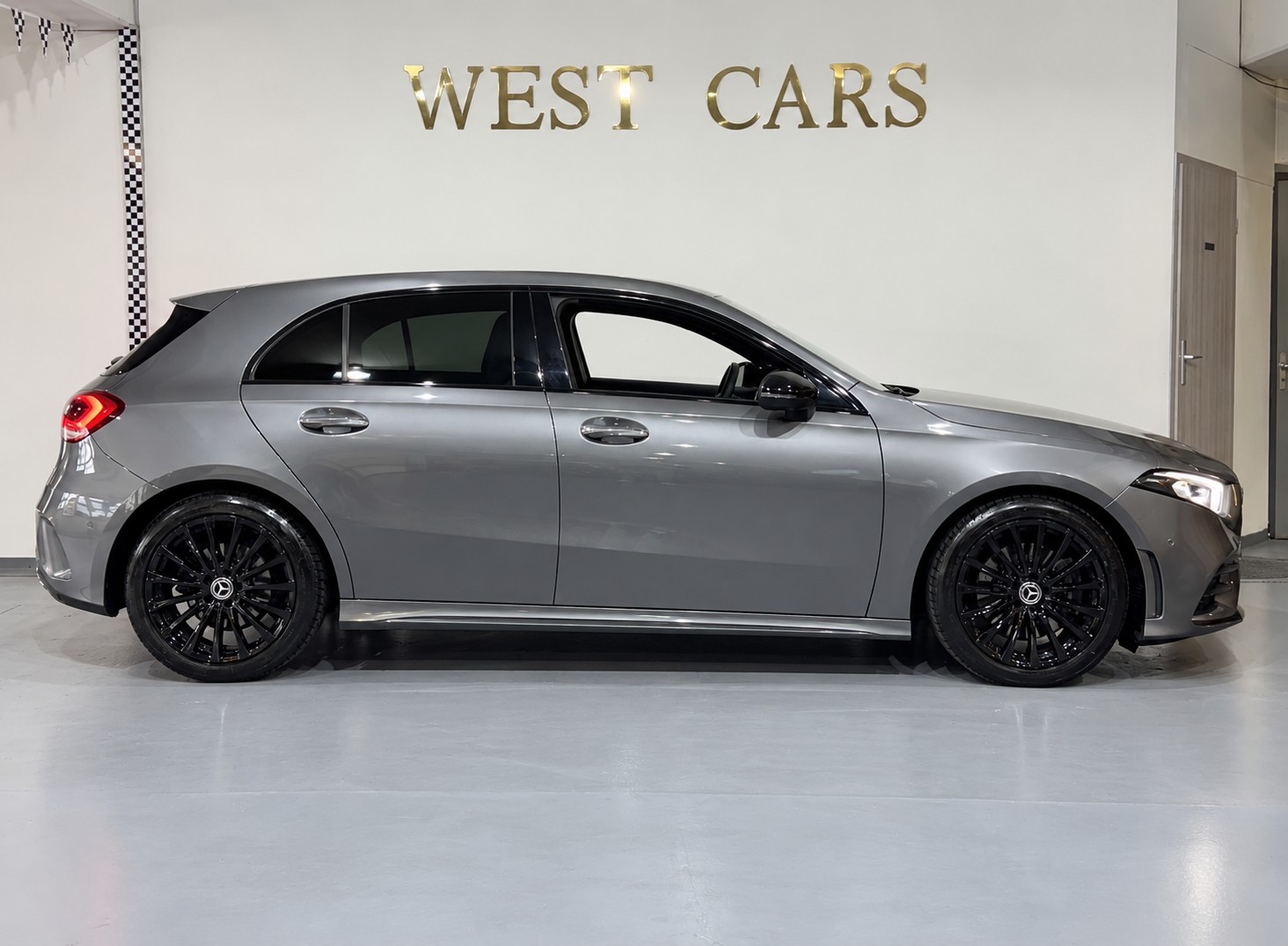 MERCEDES-BENZ A 220 AMG Line 7G-DCT 4Matic-image-2