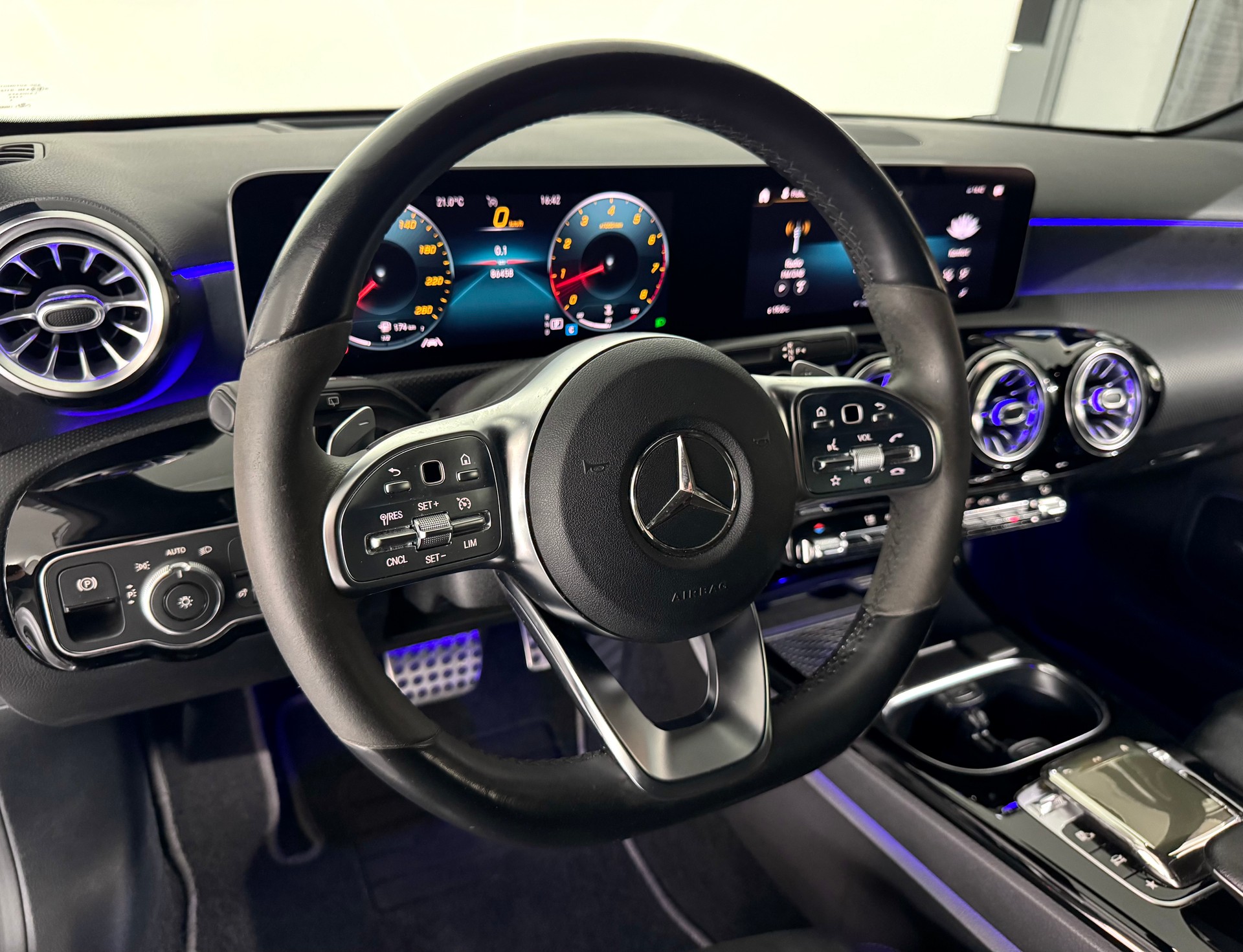 MERCEDES-BENZ A 220 AMG Line 7G-DCT 4Matic-image-10