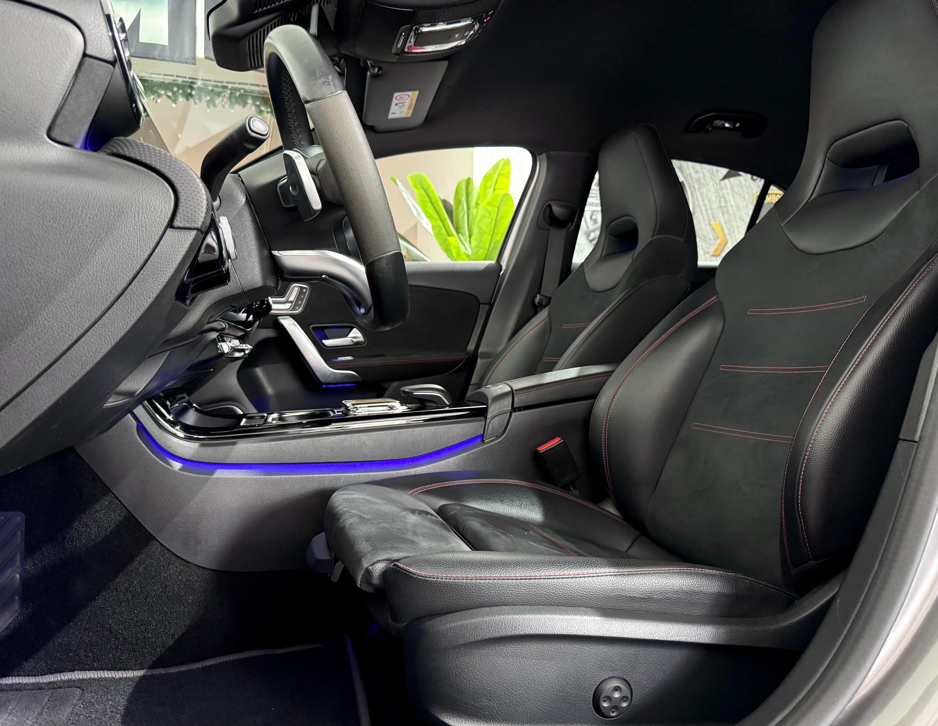 MERCEDES-BENZ A 220 AMG Line 7G-DCT 4Matic-image-5
