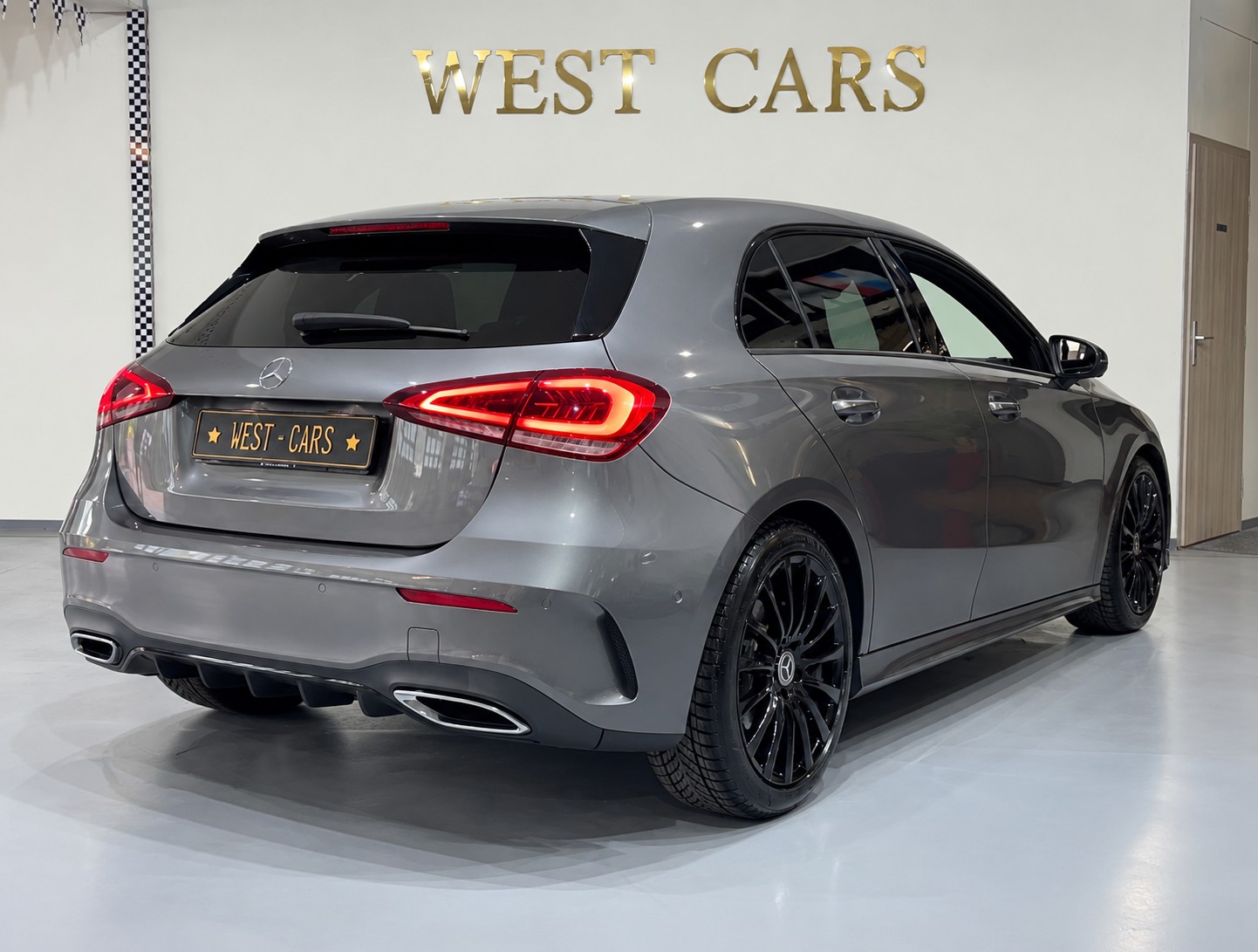 MERCEDES-BENZ A 220 AMG Line 7G-DCT 4Matic-image-3