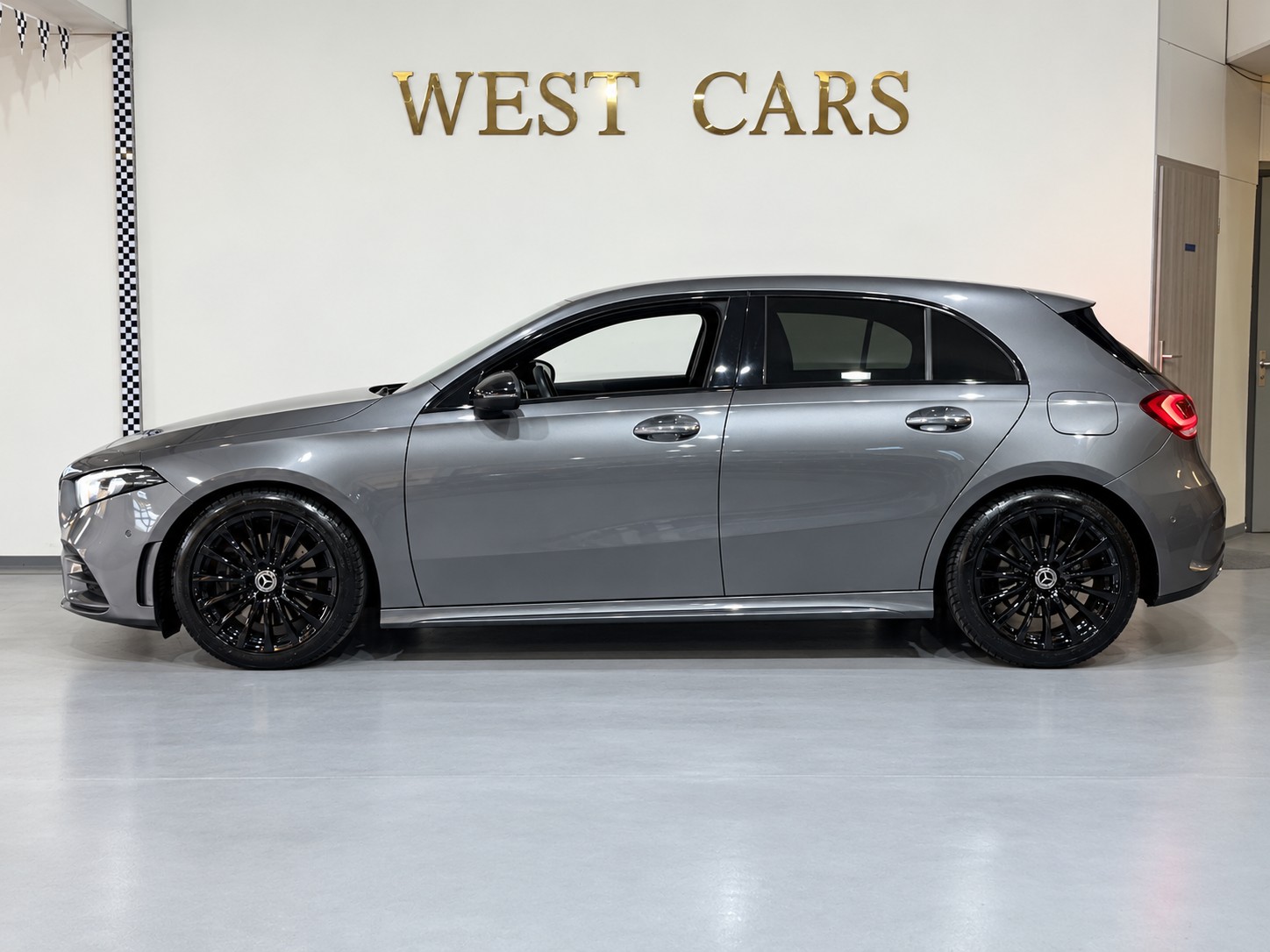 MERCEDES-BENZ A 220 AMG Line 7G-DCT 4Matic-image-1