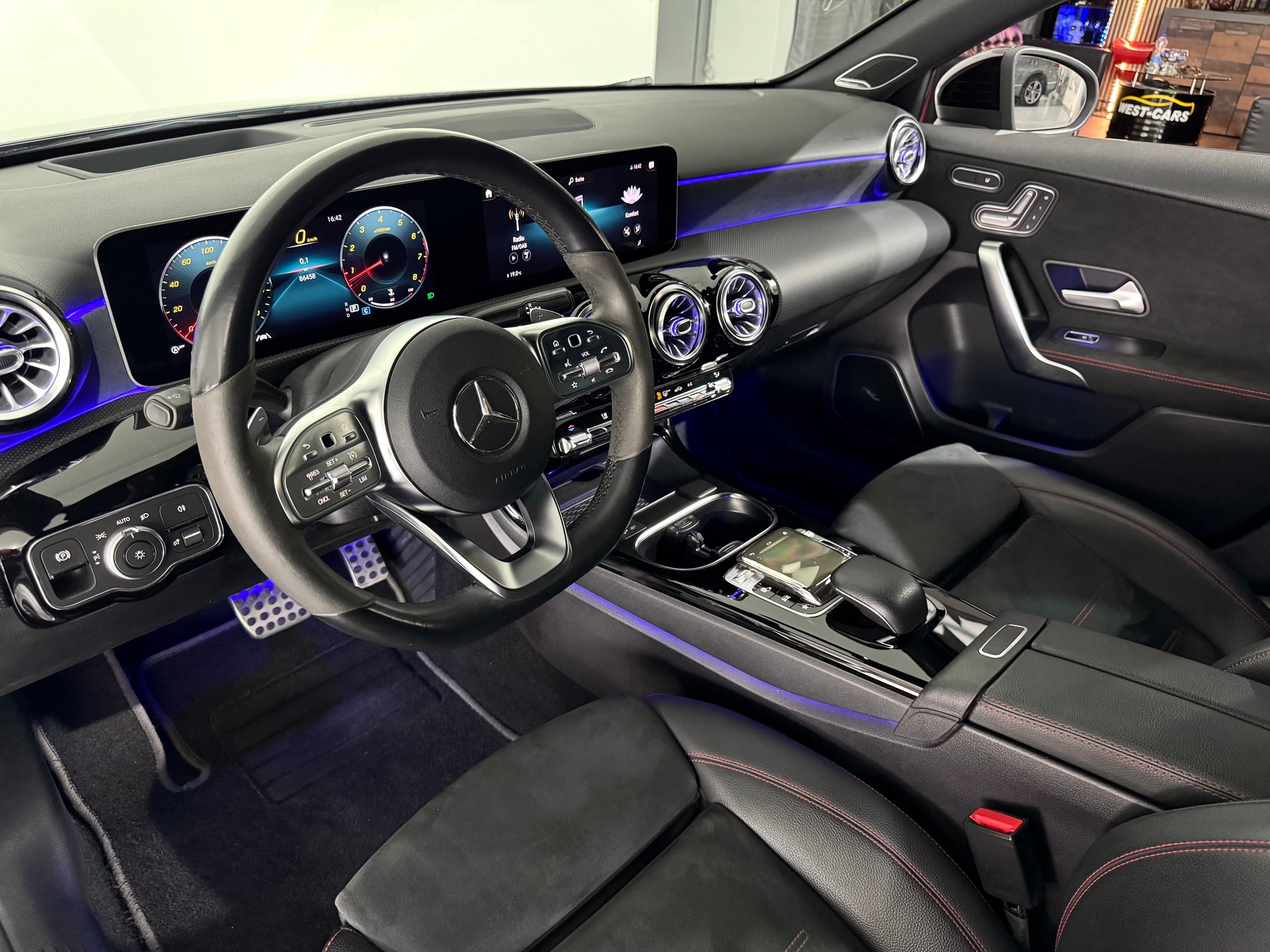 MERCEDES-BENZ A 220 AMG Line 7G-DCT 4Matic-image-9