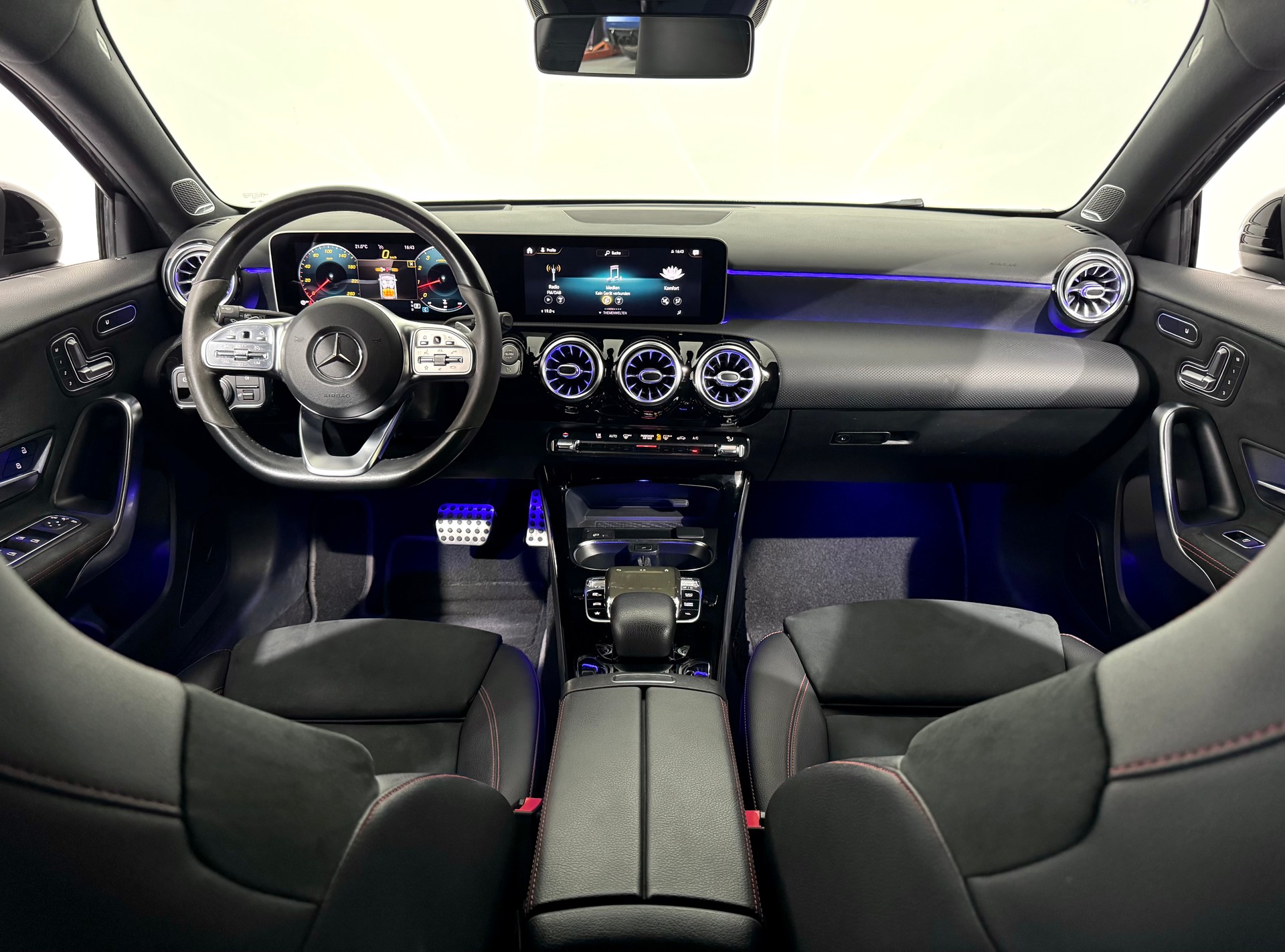MERCEDES-BENZ A 220 AMG Line 7G-DCT 4Matic-image-8