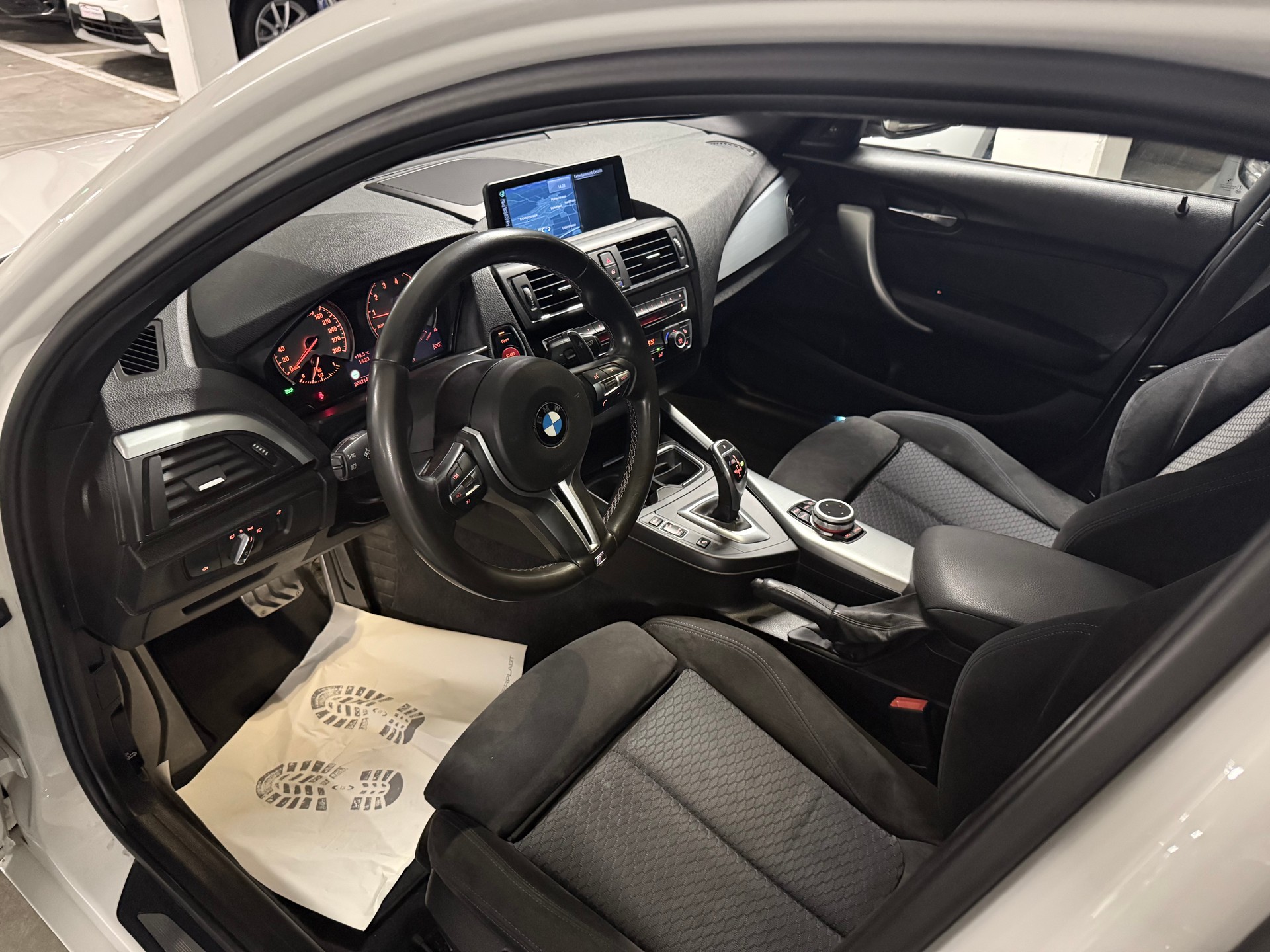 BMW M135i xDrive Steptronic-image-7