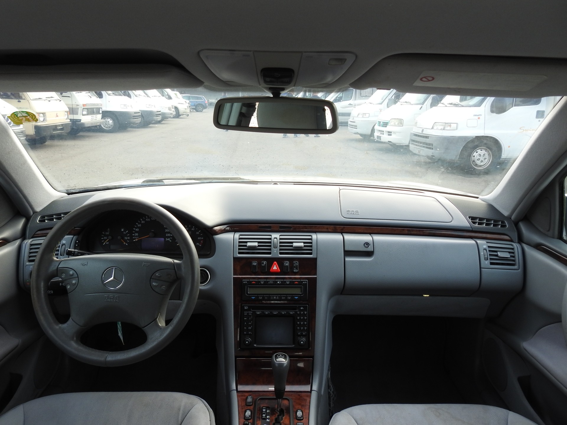 MERCEDES-BENZ E 240 Elégance-image-15