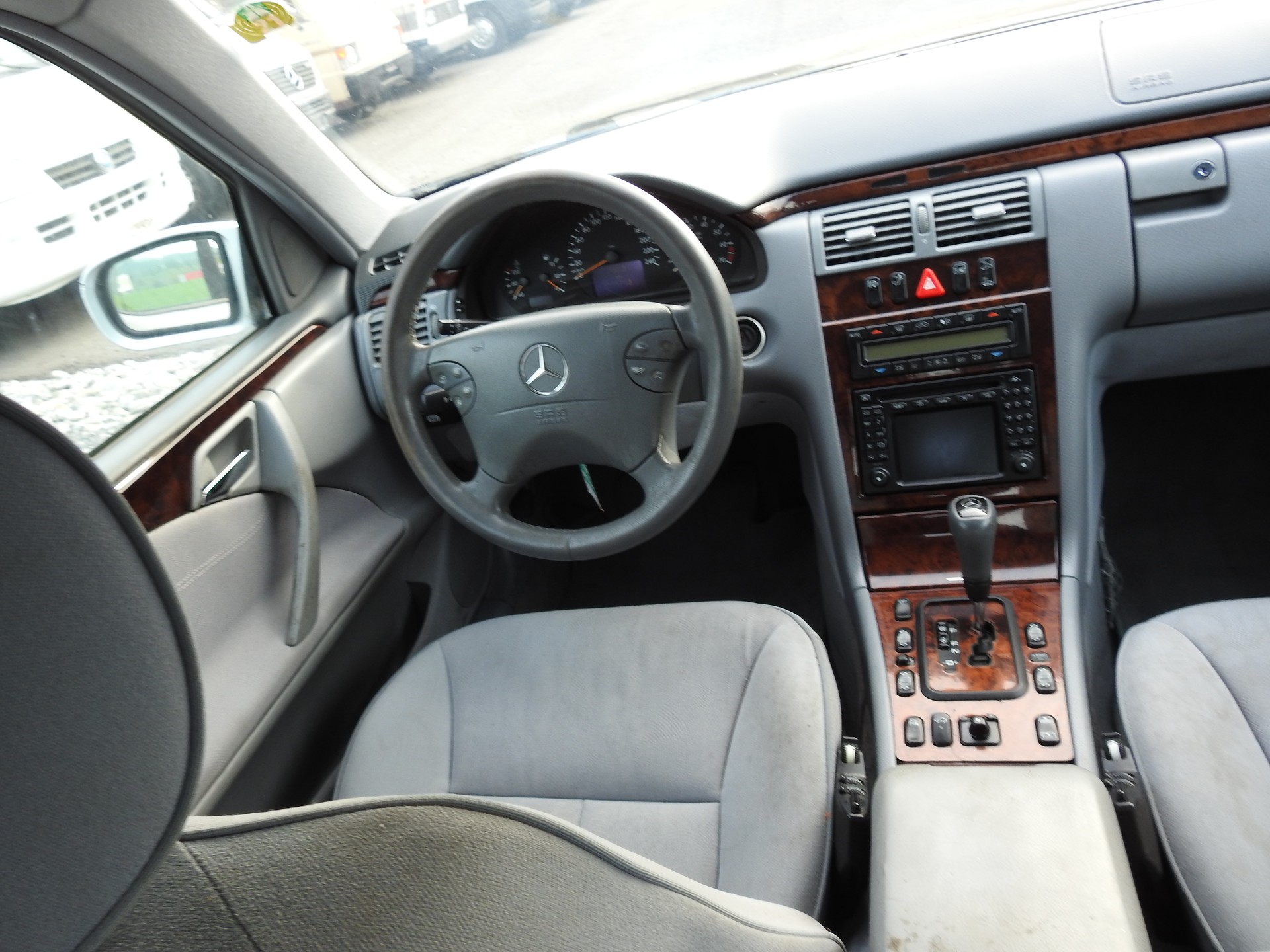 MERCEDES-BENZ E 240 Elégance-image-18