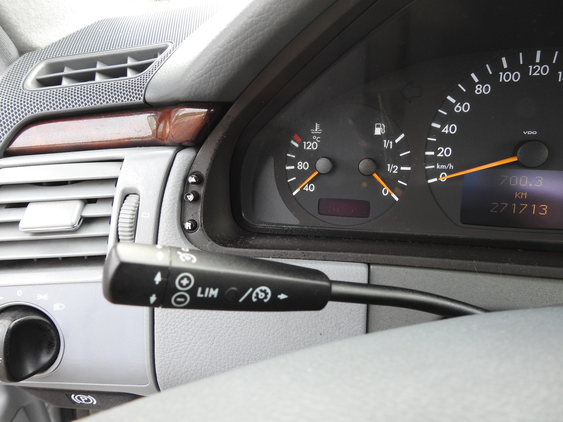 MERCEDES-BENZ E 240 Elégance-image-23