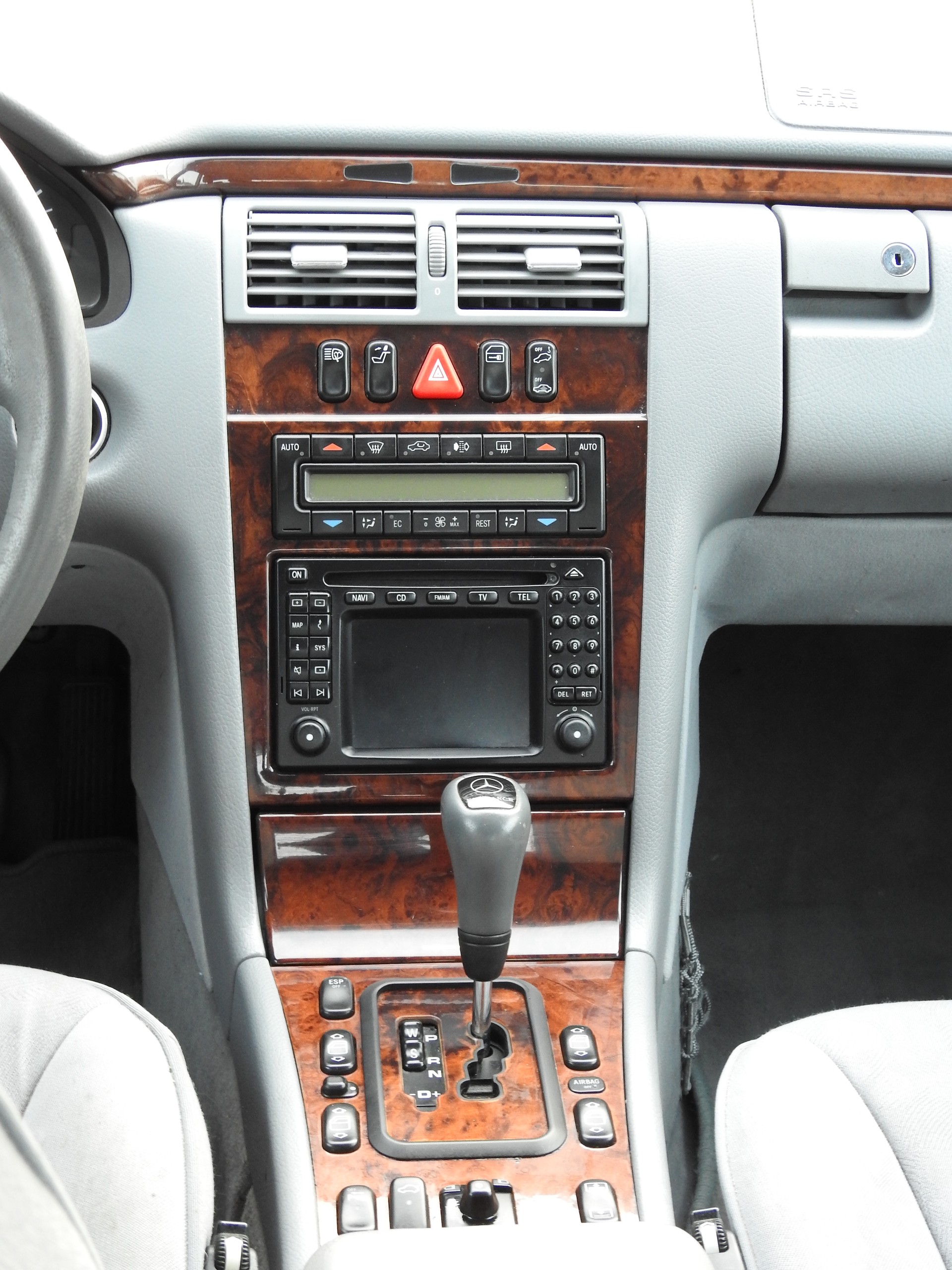 MERCEDES-BENZ E 240 Elégance-image-16
