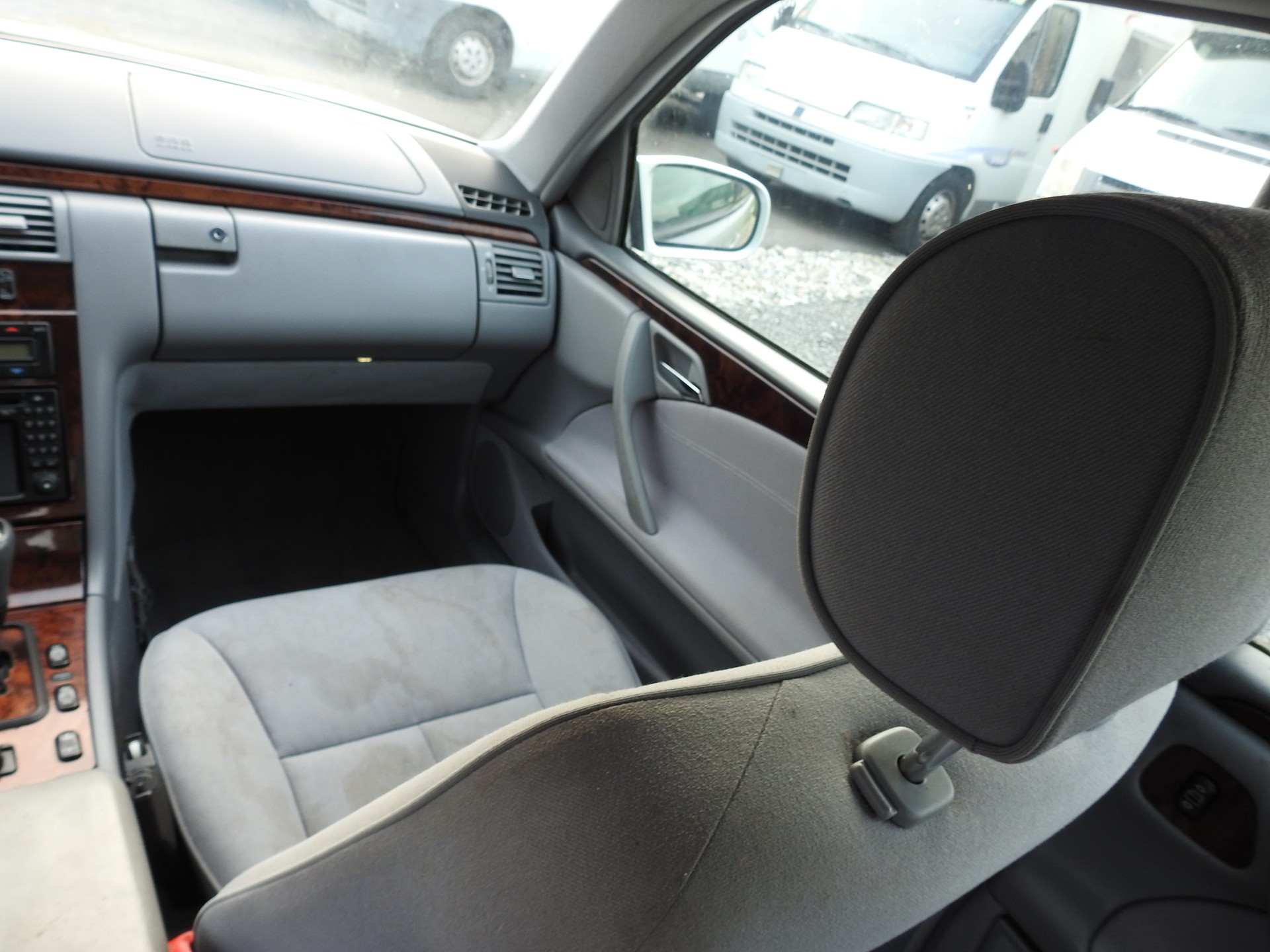MERCEDES-BENZ E 240 Elégance-image-17
