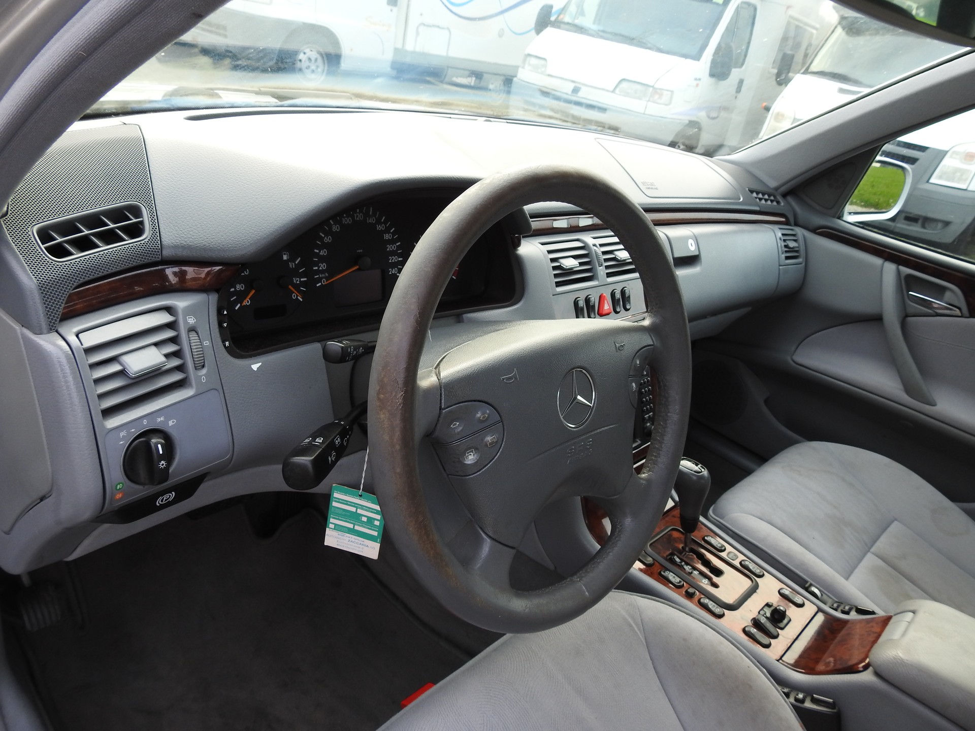 MERCEDES-BENZ E 240 Elégance-image-11