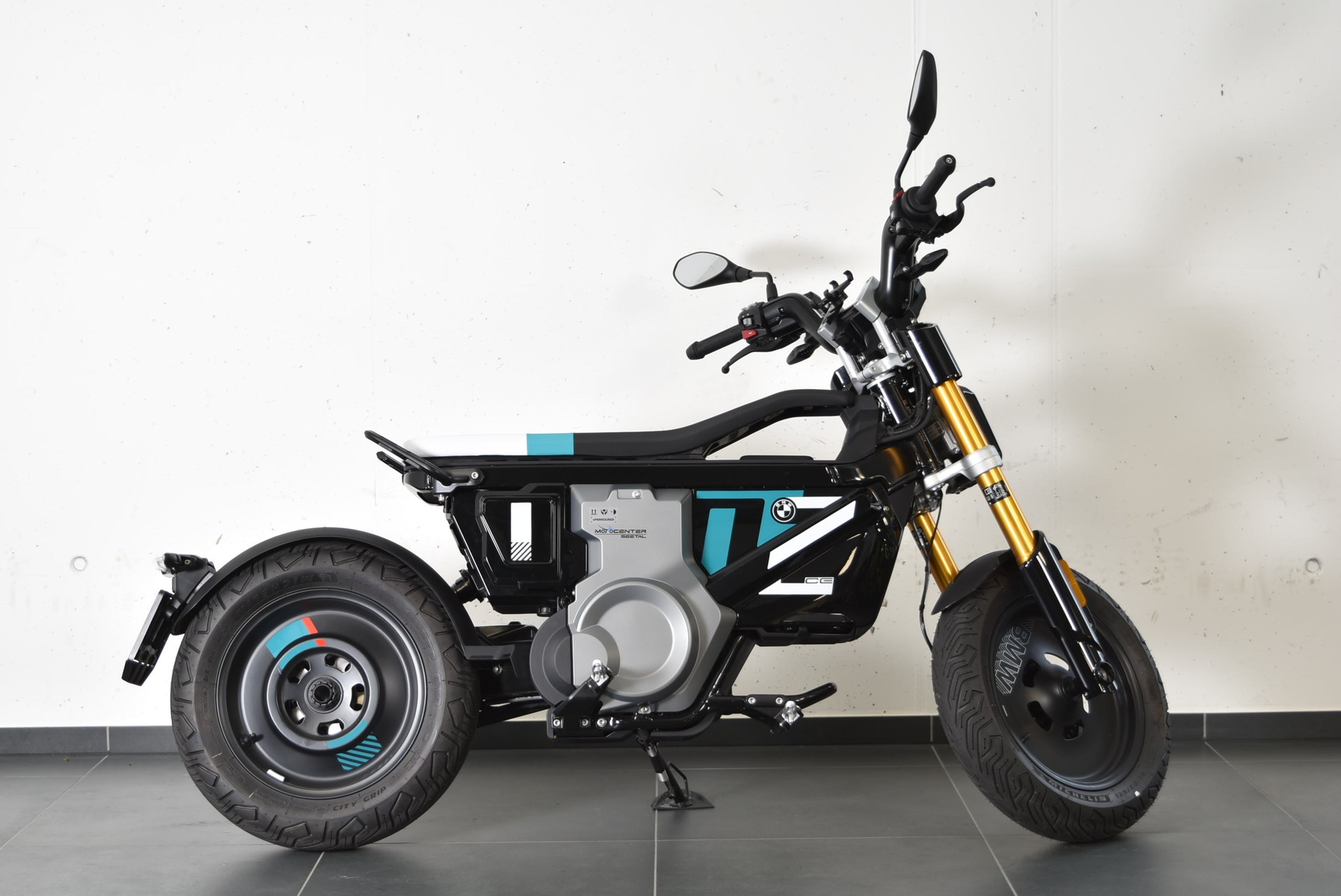 BMW CE 02-showroom-element-2