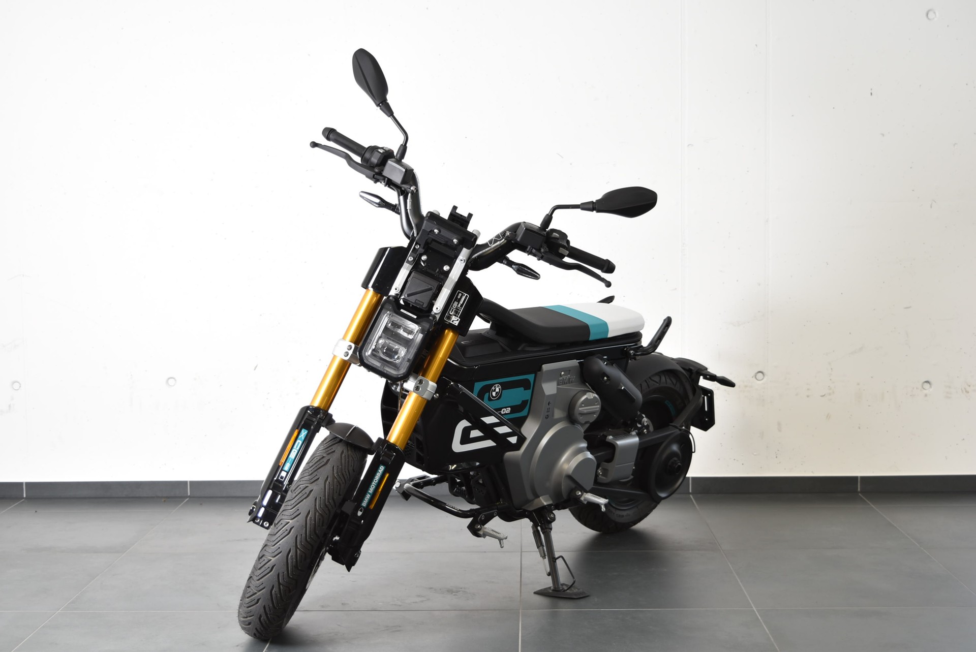 BMW CE 02-showroom-element-1