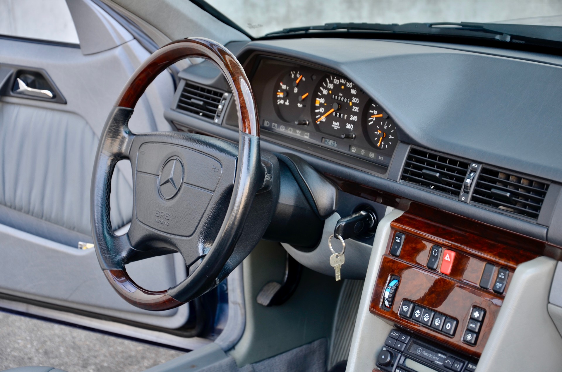 MERCEDES-BENZ E 320 Cabrio-image-18