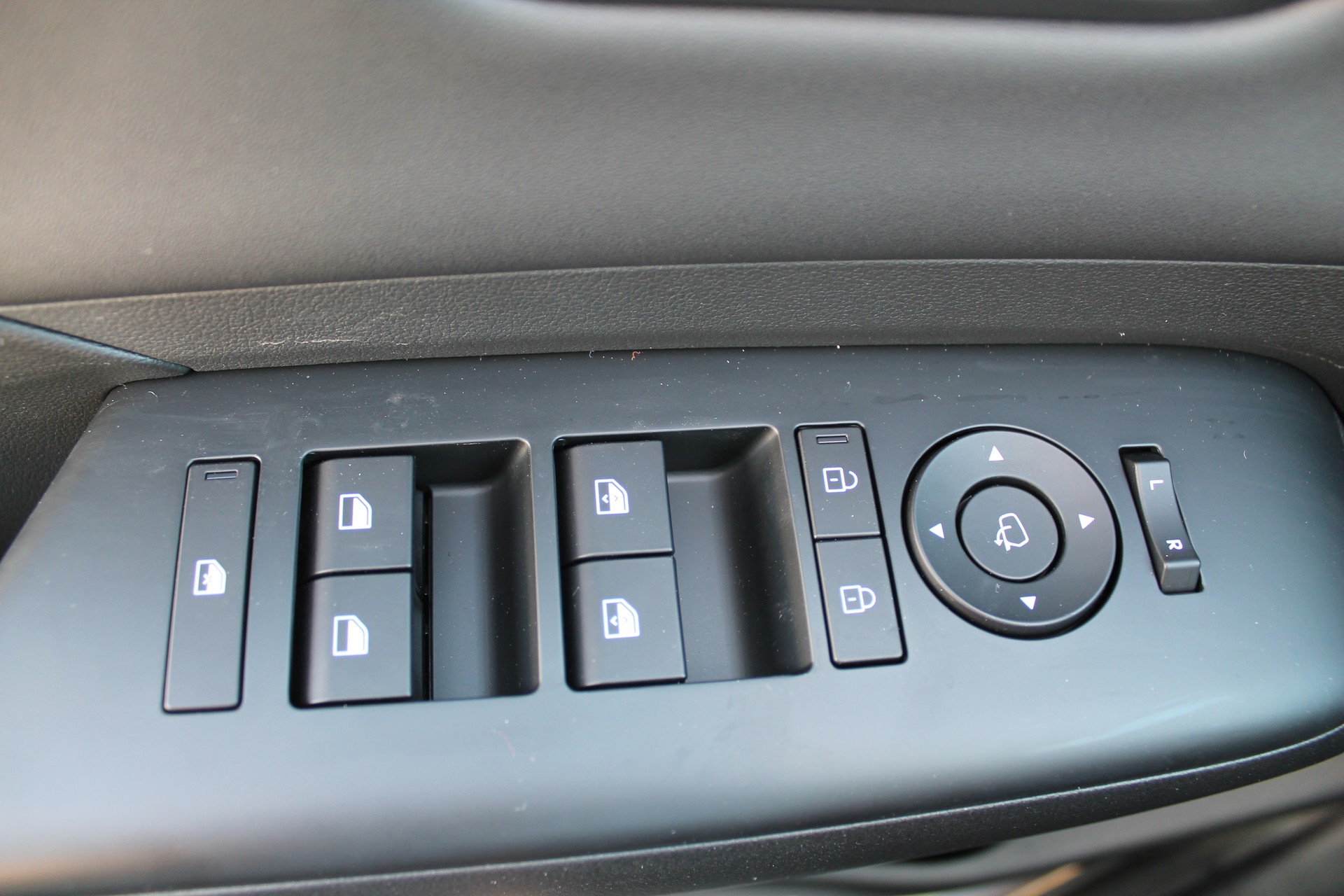 HYUNDAI Kona EV 65.4 kWh Amplia-image-9