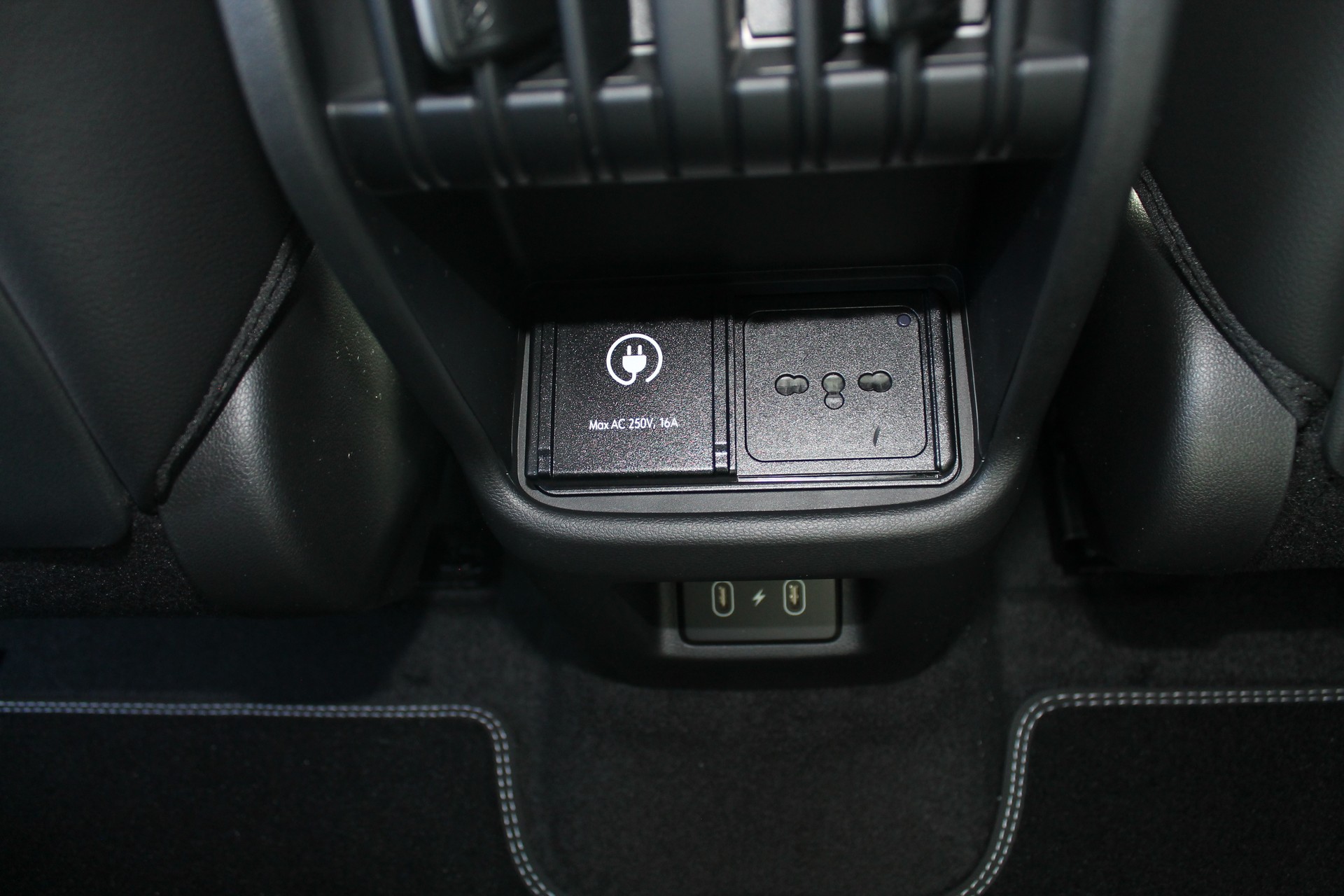 HYUNDAI Kona EV 65.4 kWh Amplia-image-8