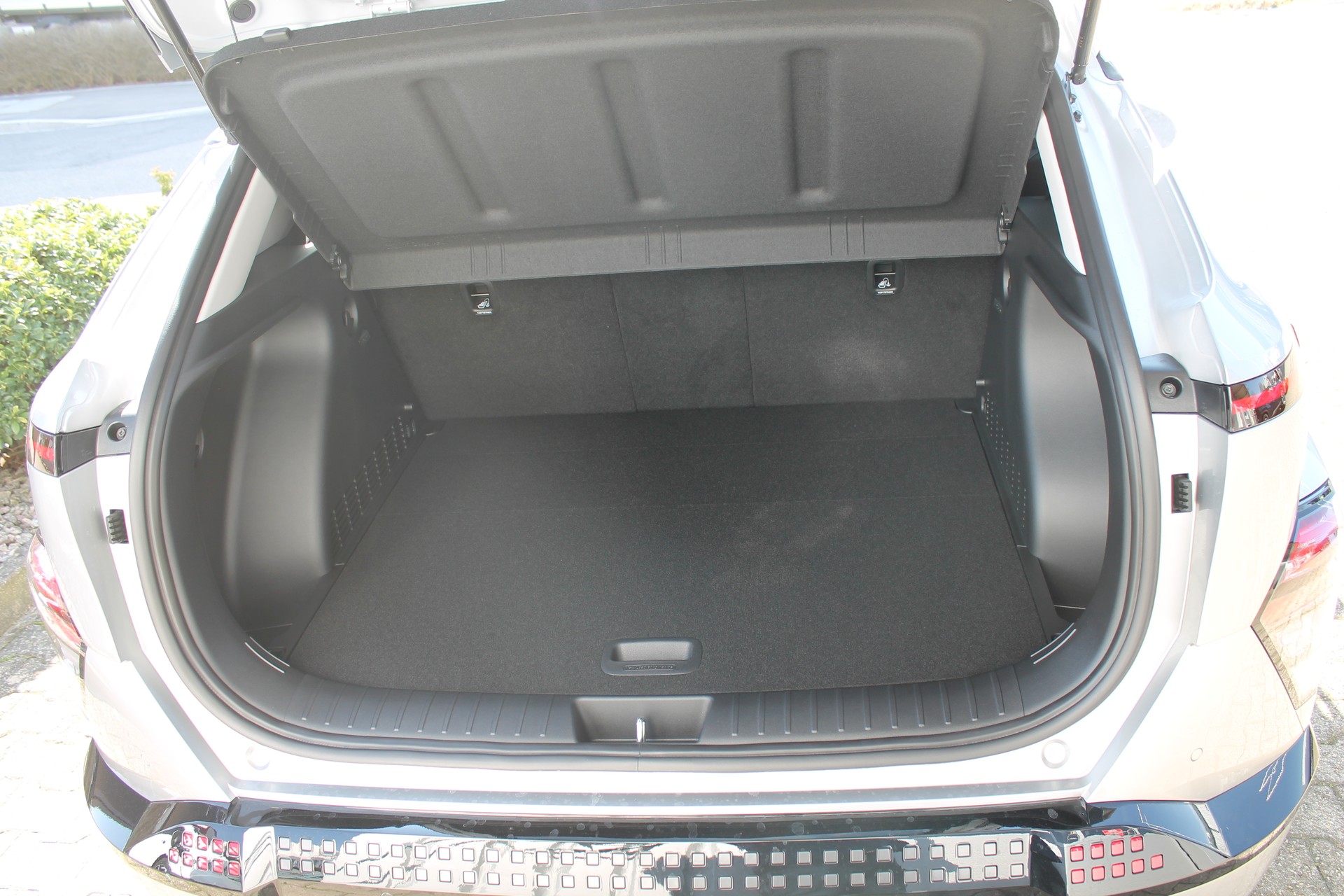 HYUNDAI Kona EV 65.4 kWh Amplia-image-4