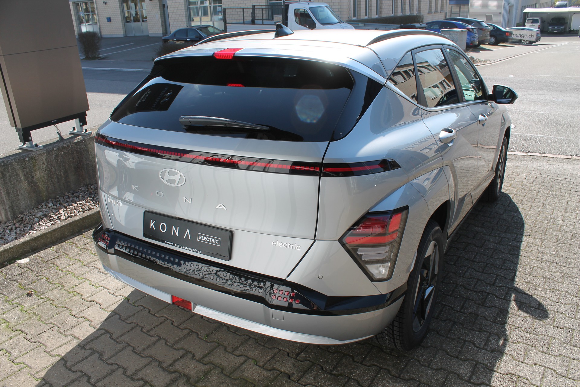 HYUNDAI Kona EV 65.4 kWh Amplia-image-3