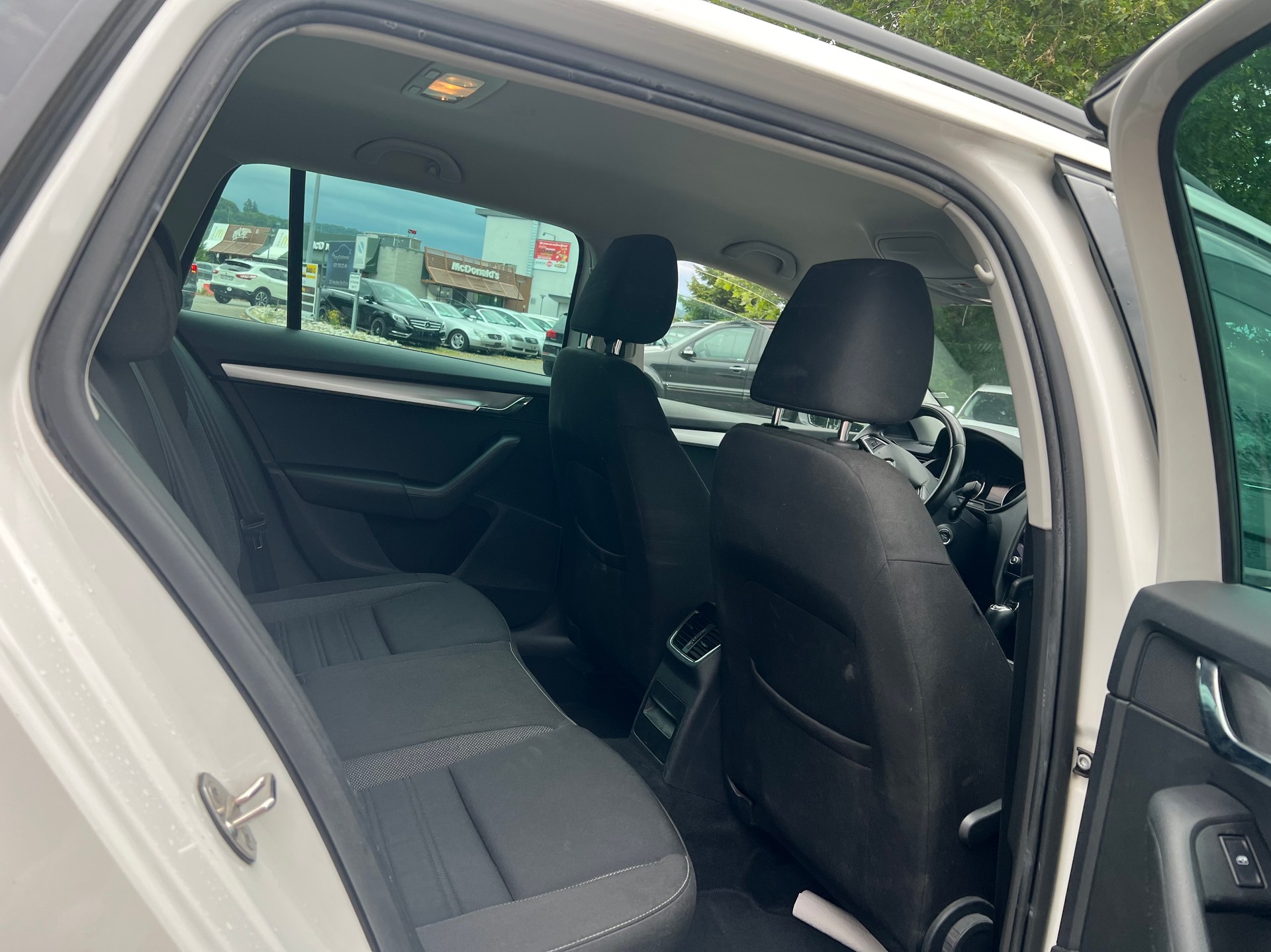 SKODA Octavia Combi 2.0 TDI Ambition 4x4 DSG-image-10