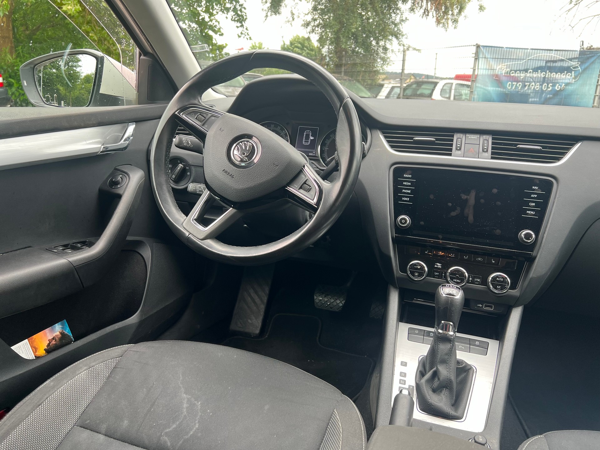 SKODA Octavia Combi 2.0 TDI Ambition 4x4 DSG-image-11