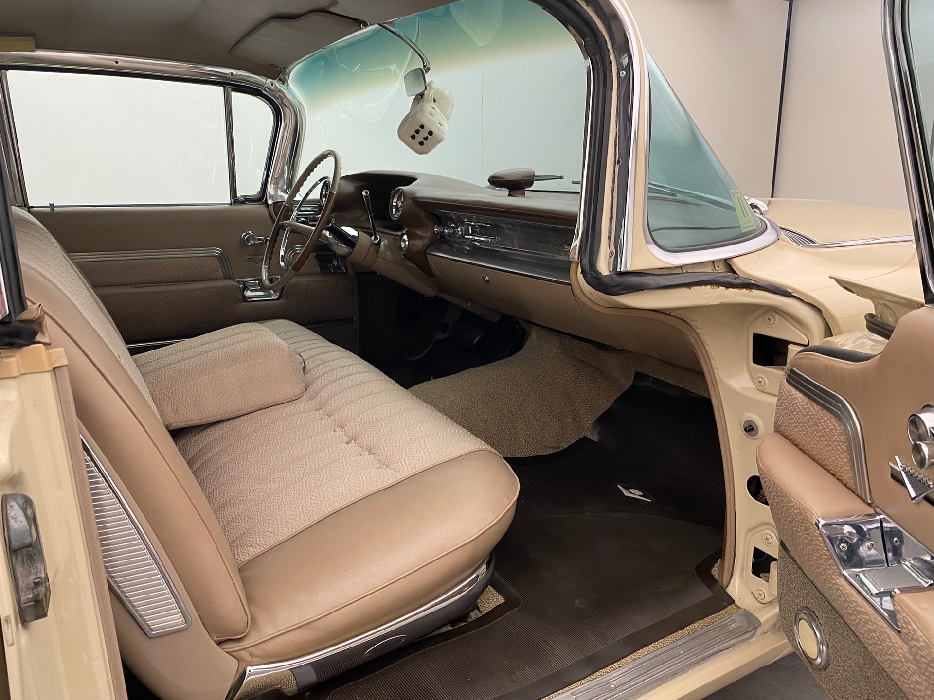 CADILLAC Deville Sedan-image-13