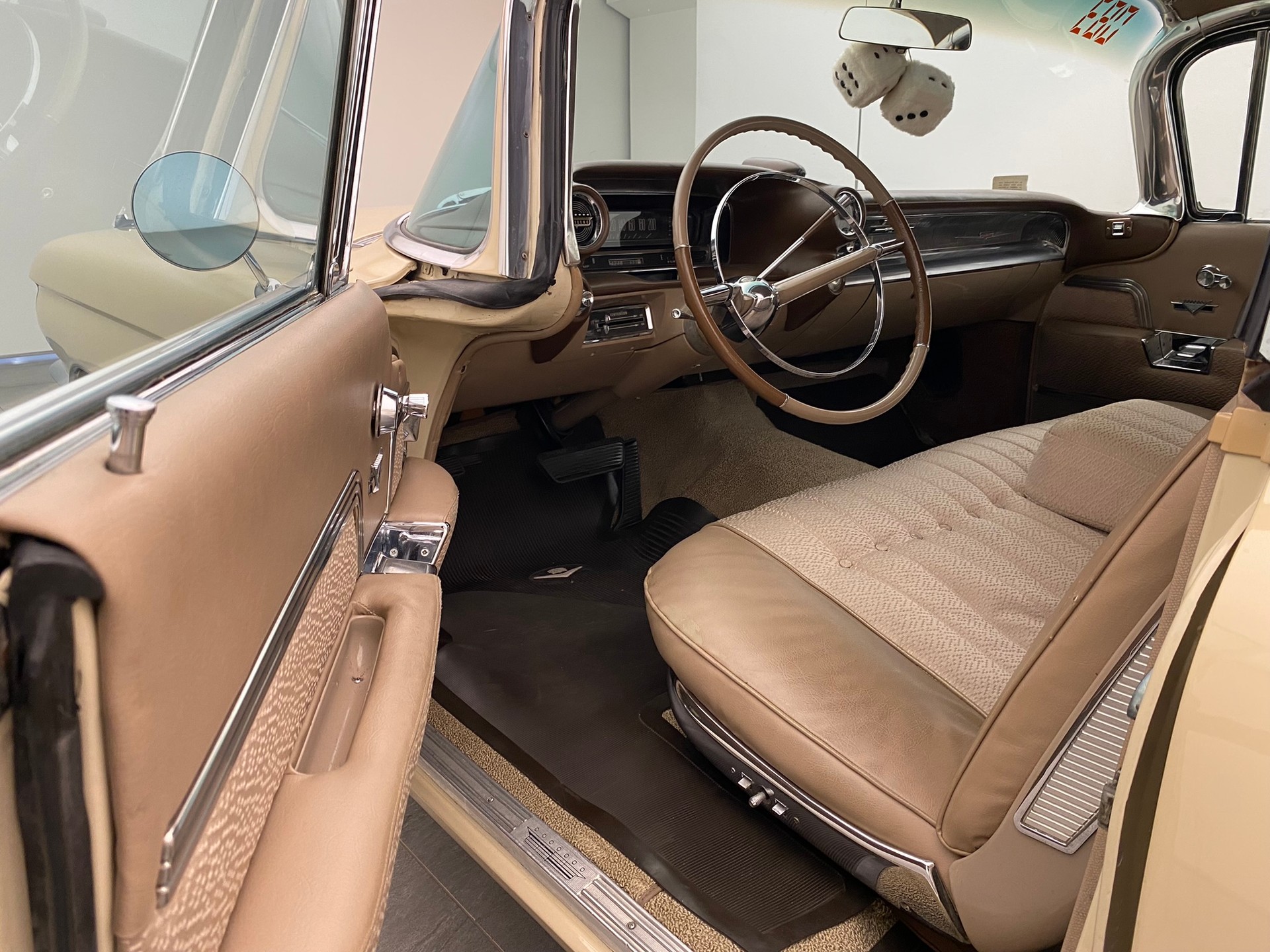 CADILLAC Deville Sedan-image-12
