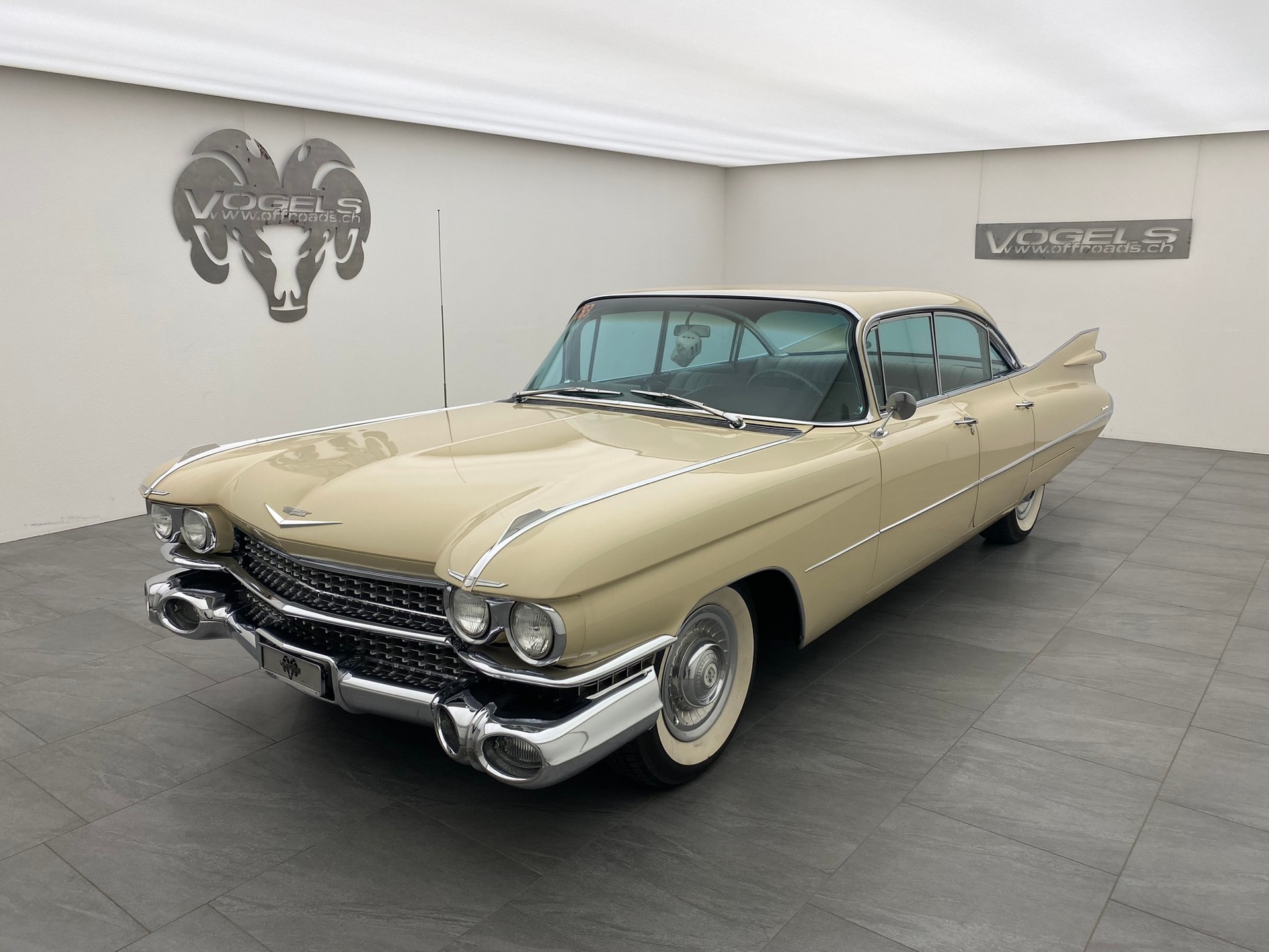 CADILLAC Deville Sedan