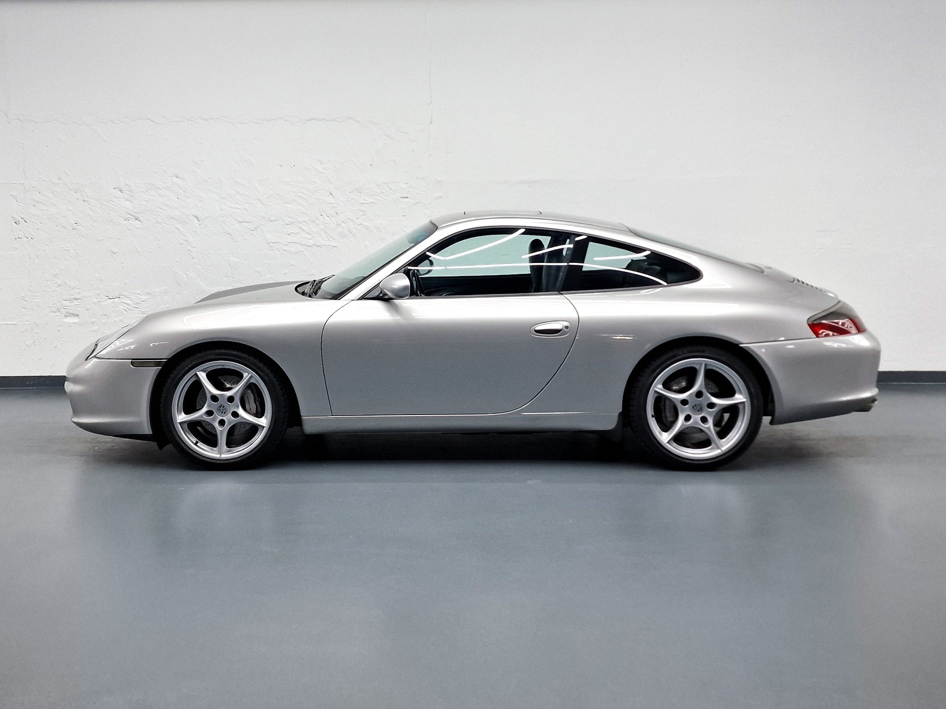 PORSCHE 911 Carrera 4-image-4