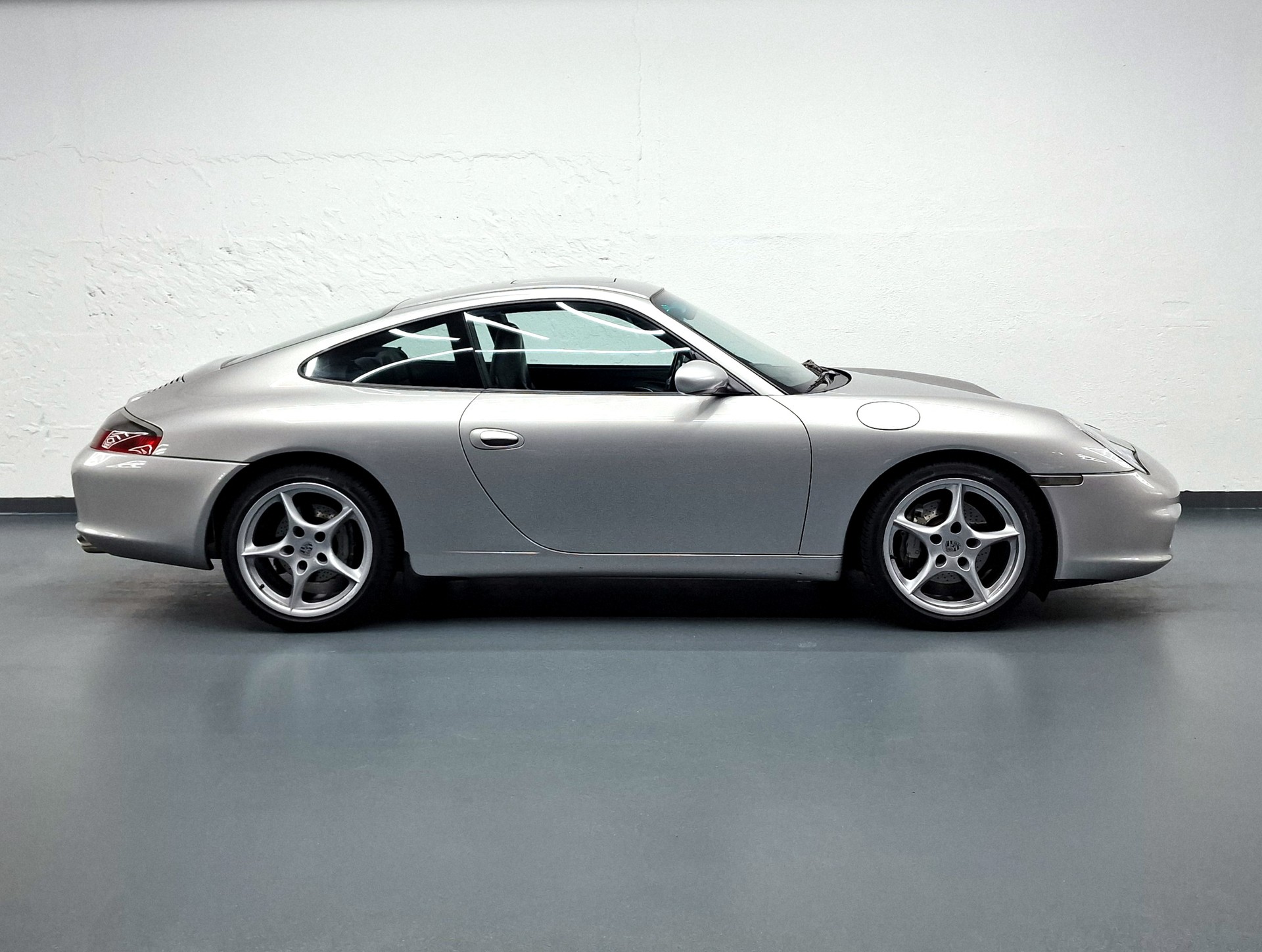 PORSCHE 911 Carrera 4-image-0