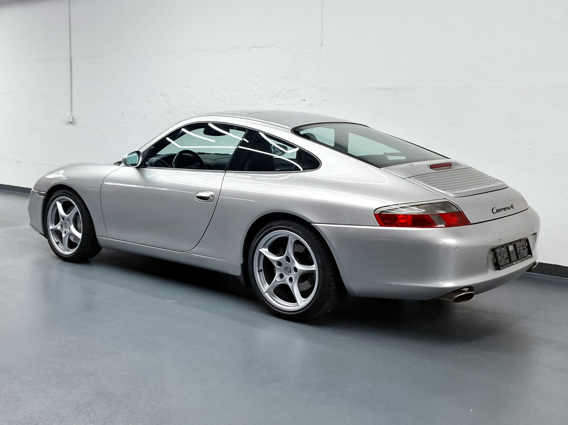 PORSCHE 911 Carrera 4-image-6