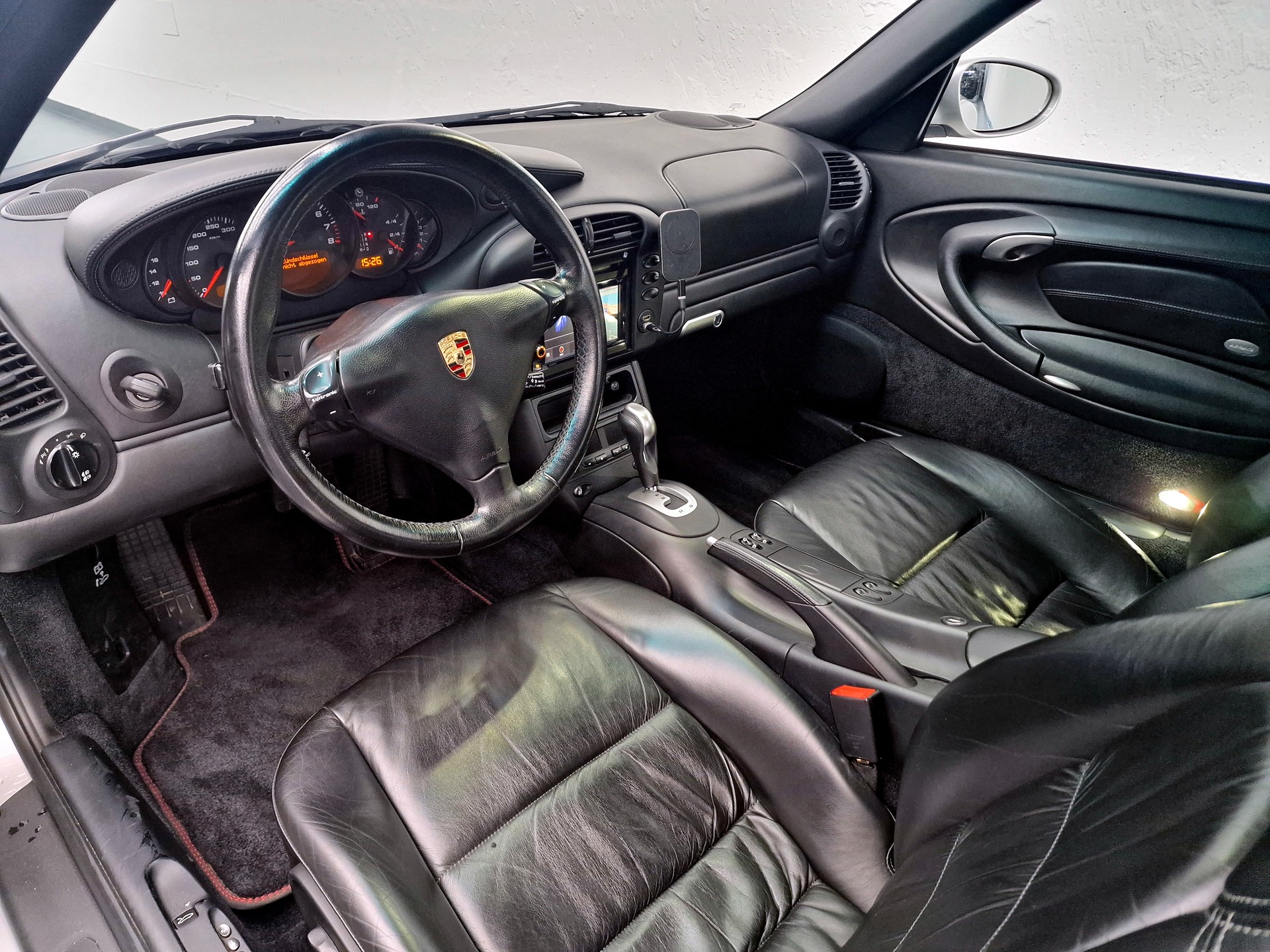 PORSCHE 911 Carrera 4-image-9