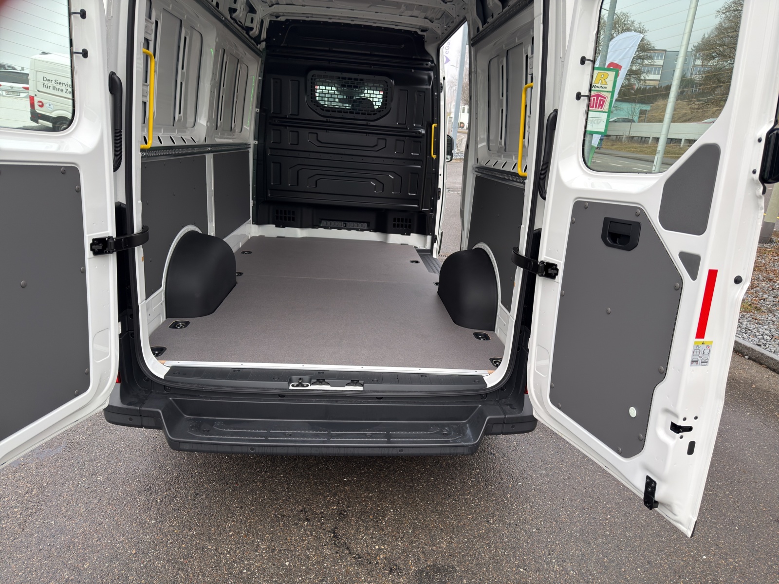 VW Crafter 35 2.0 TDI Entry L3 A-image-9