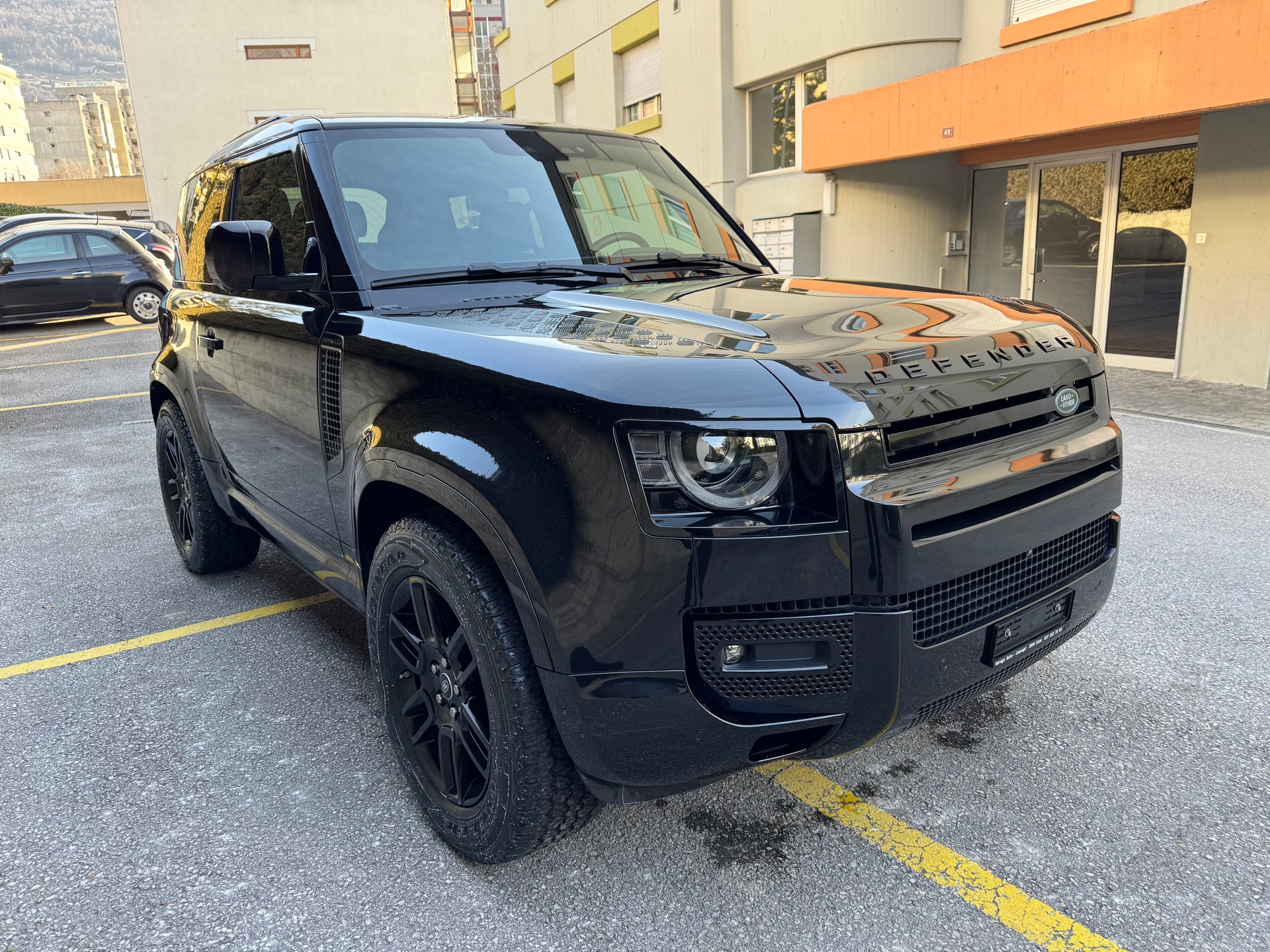 LAND ROVER Defender 90 P300 Si4 SE AT8-showroom-element-3