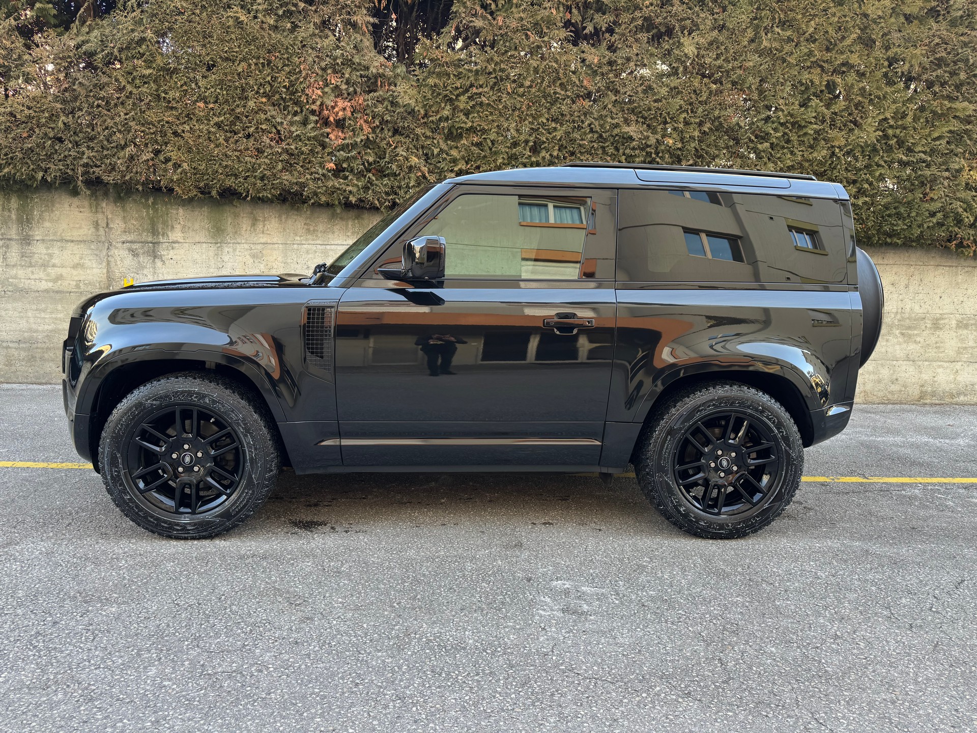 LAND ROVER Defender 90 P300 Si4 SE AT8-showroom-element-1