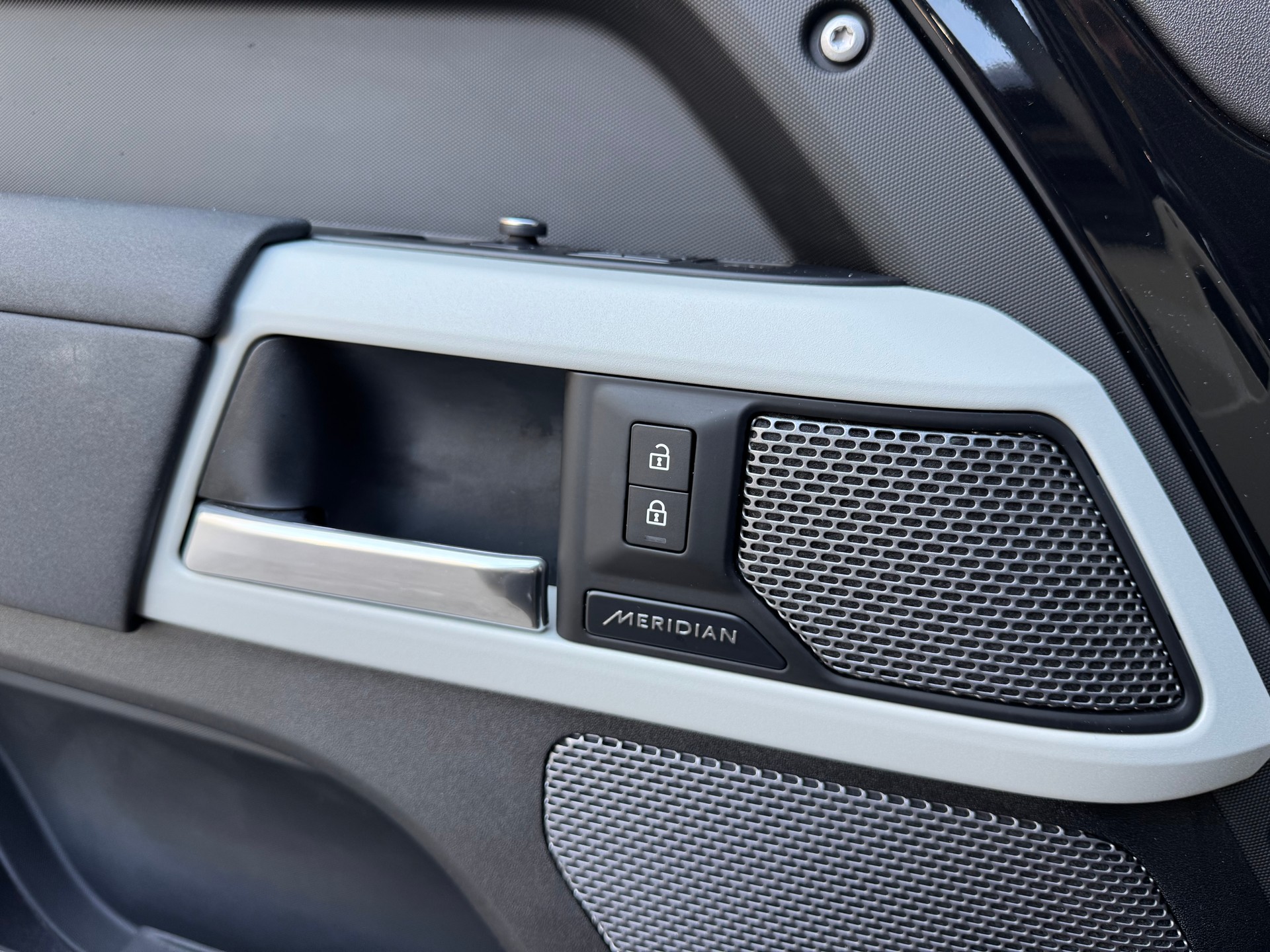 LAND ROVER Defender 90 P300 Si4 SE AT8-image-22