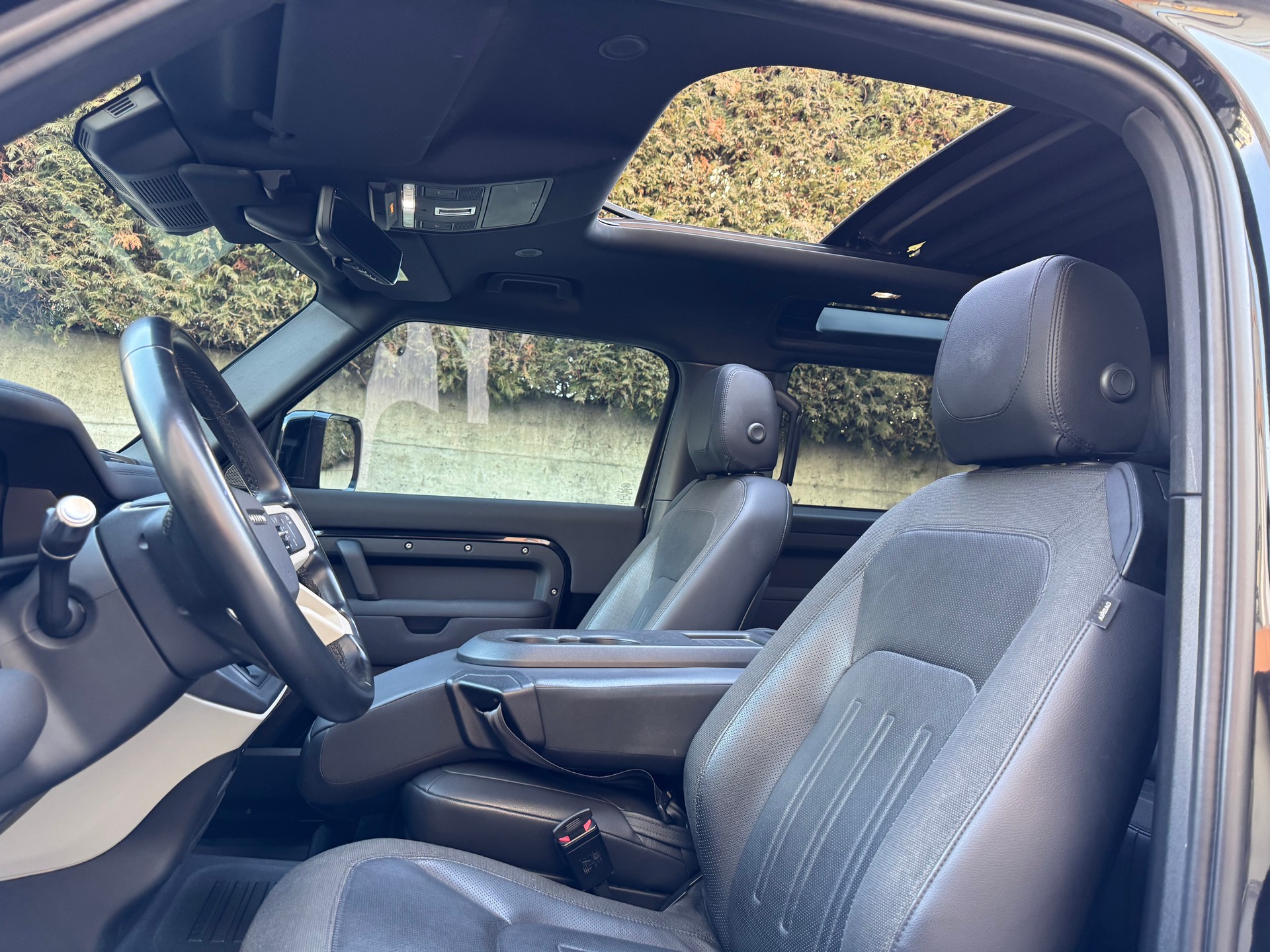 LAND ROVER Defender 90 P300 Si4 SE AT8-image-25
