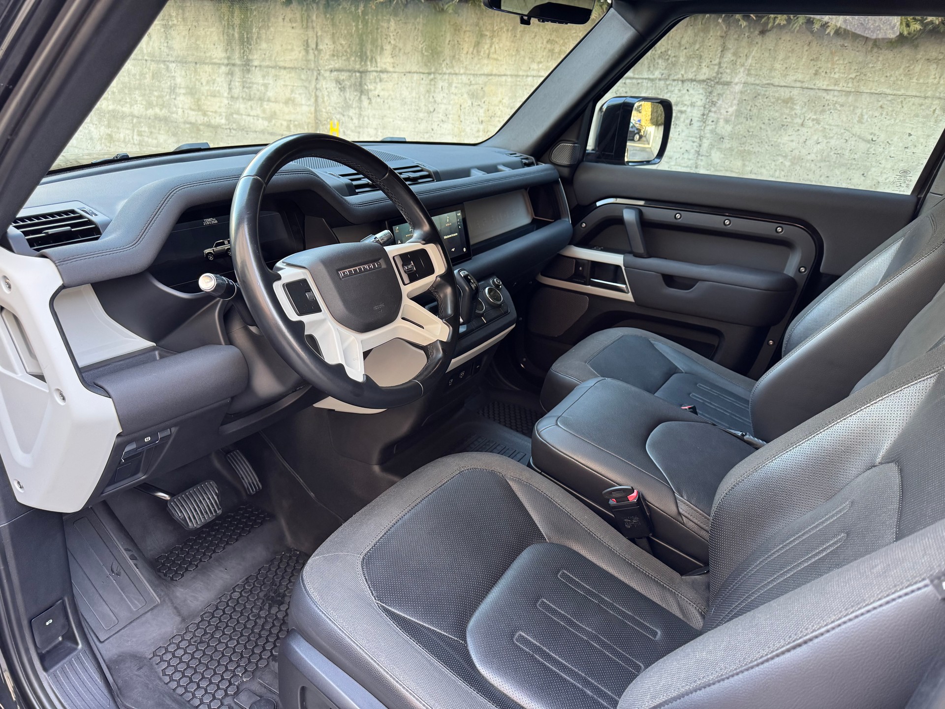 LAND ROVER Defender 90 P300 Si4 SE AT8-image-11