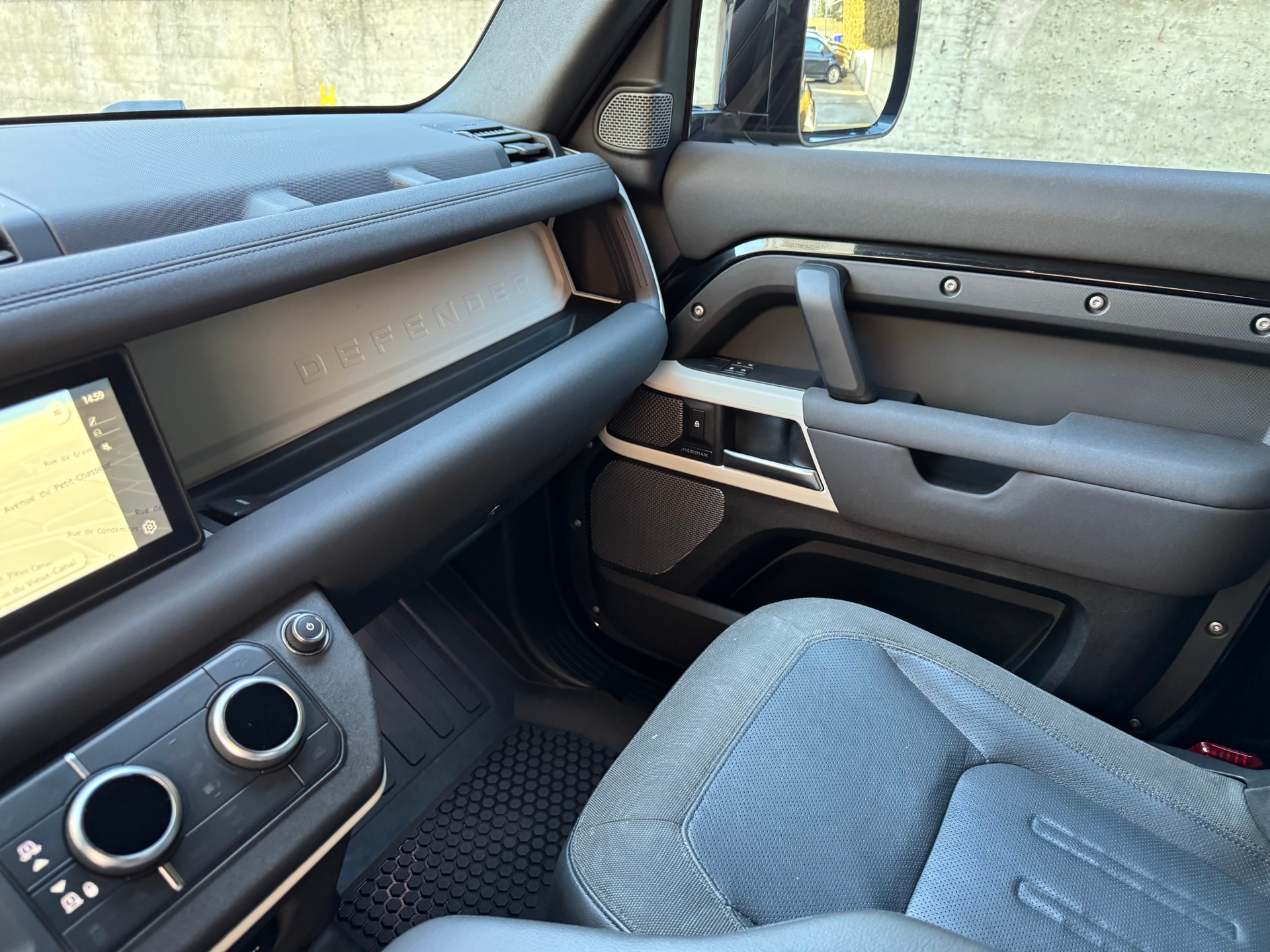 LAND ROVER Defender 90 P300 Si4 SE AT8-image-21