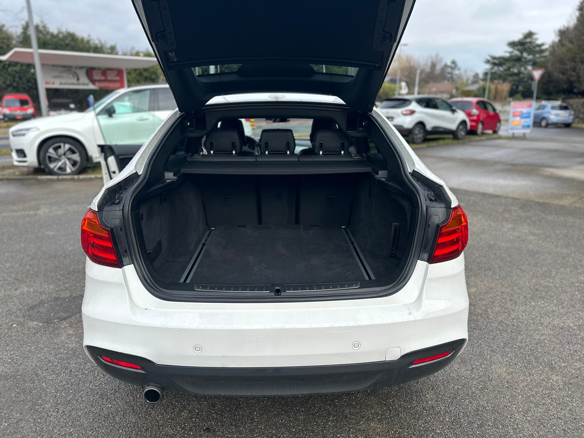 BMW 320d GT xDrive Sport Line Steptronic-image-12