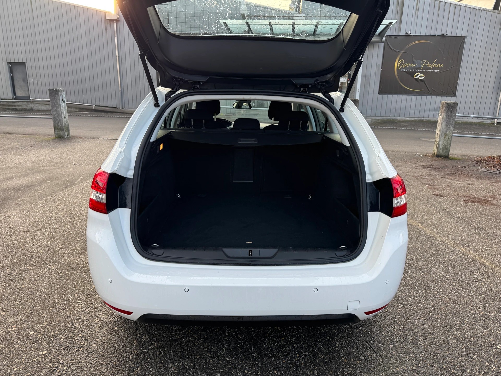 PEUGEOT 308 SW 1.5 BlueHDI Active Pack EAT8 * Gr. Navi * Klima-auto * Tempomat * PDC H * Frisch Ab MFK-image-12