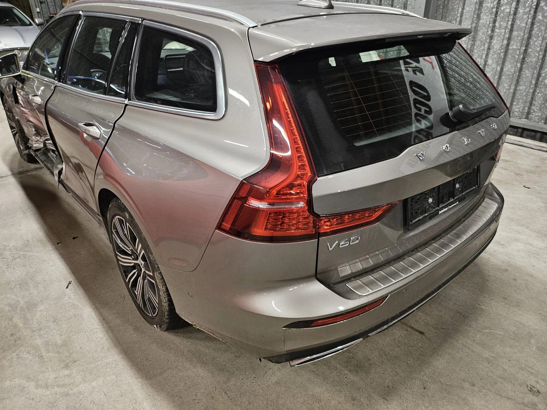 VOLVO V60 T6 eAWD Inscription, 253 PS- Hybrid/Benzin-image-4