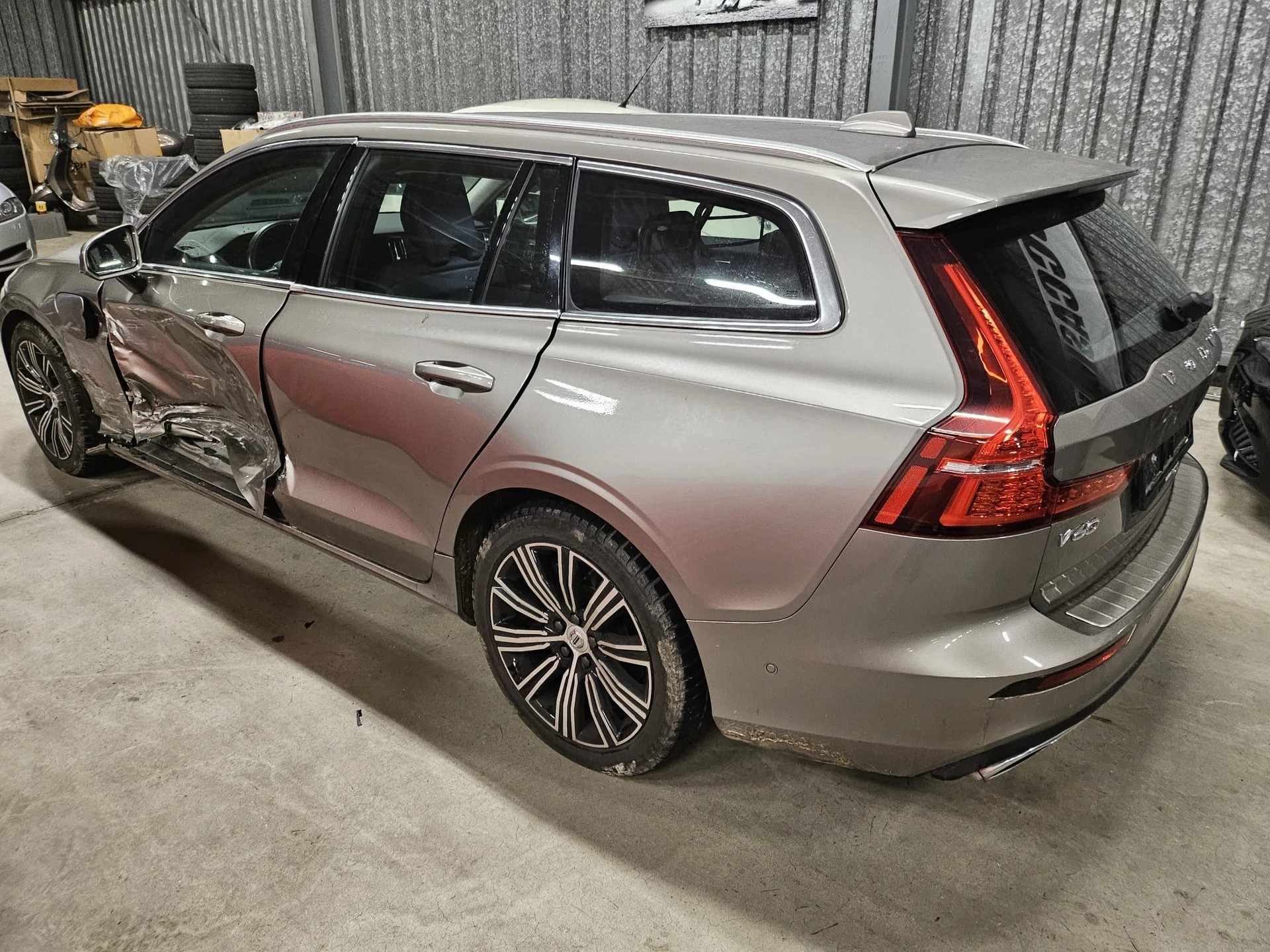 VOLVO V60 T6 eAWD Inscription, 253 PS- Hybrid/Benzin-image-1