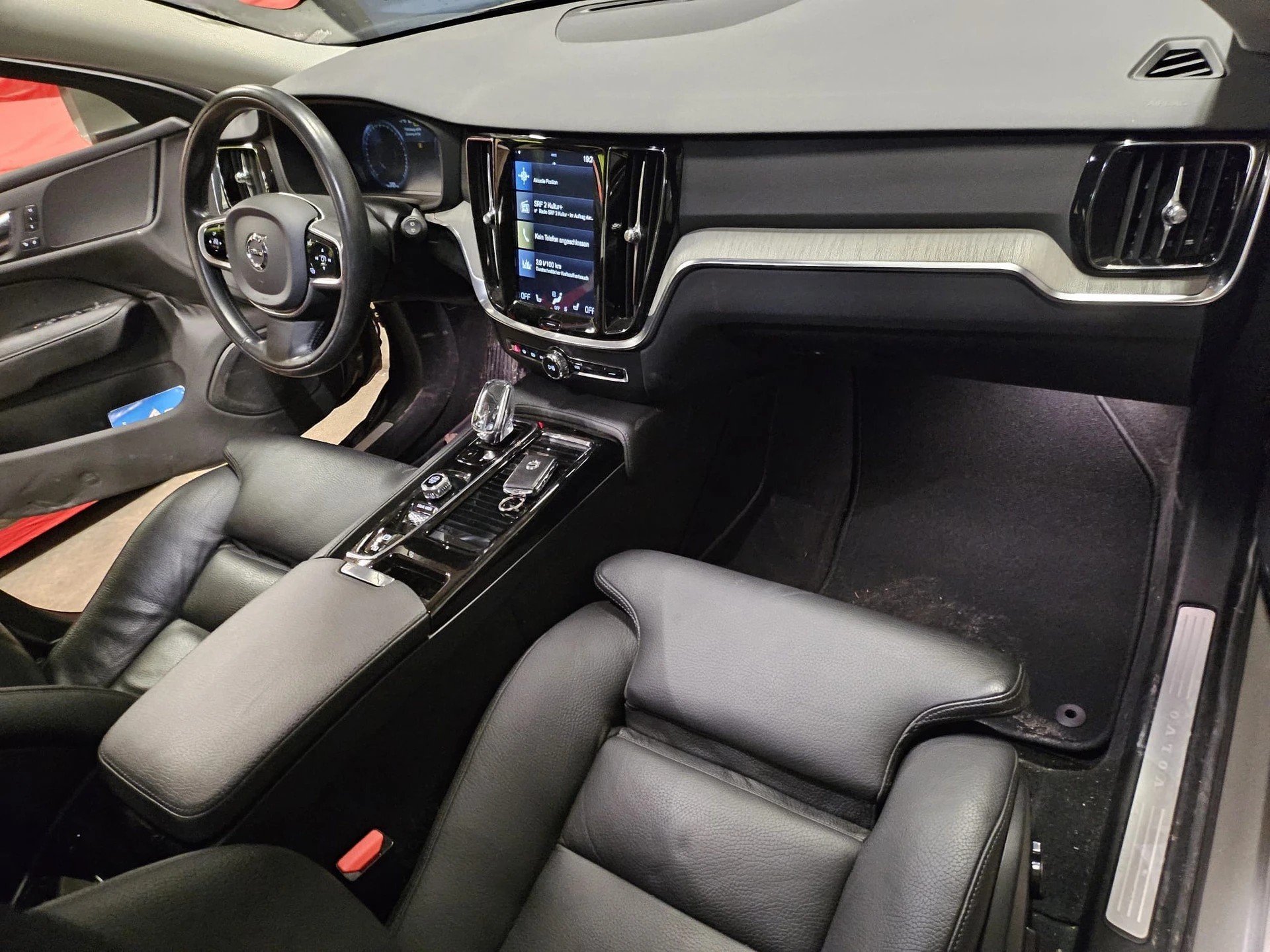 VOLVO V60 T6 eAWD Inscription, 253 PS- Hybrid/Benzin-image-10