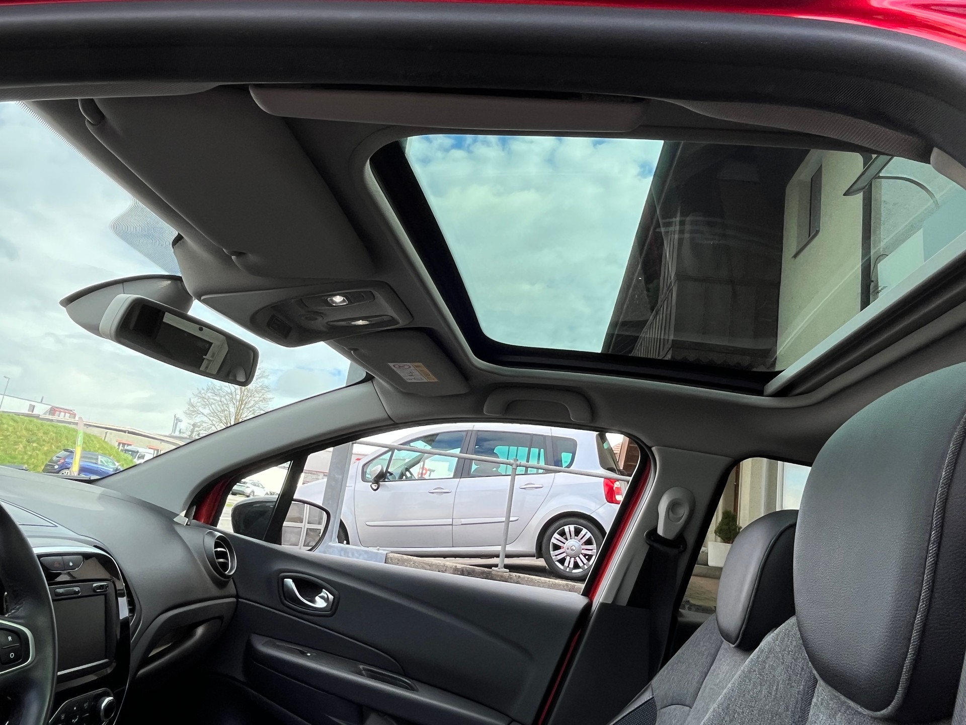 RENAULT Captur 1.2 T 16V Intens+++FRISCH AB MFK+++-image-9