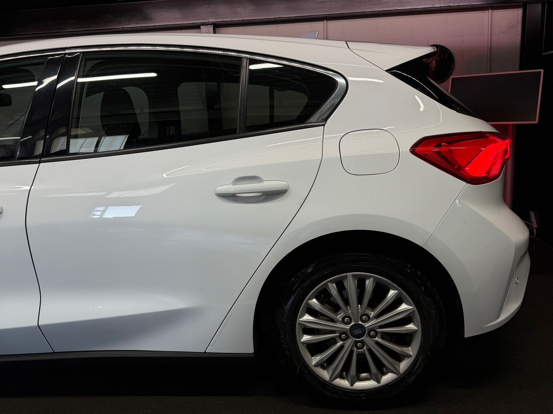 FORD Focus 1.5 TDCi Titanium Automatic / Bang & Olufsen / FahrerAssitenz / Top Ausstattung / AB MFK / Garantie-image-7