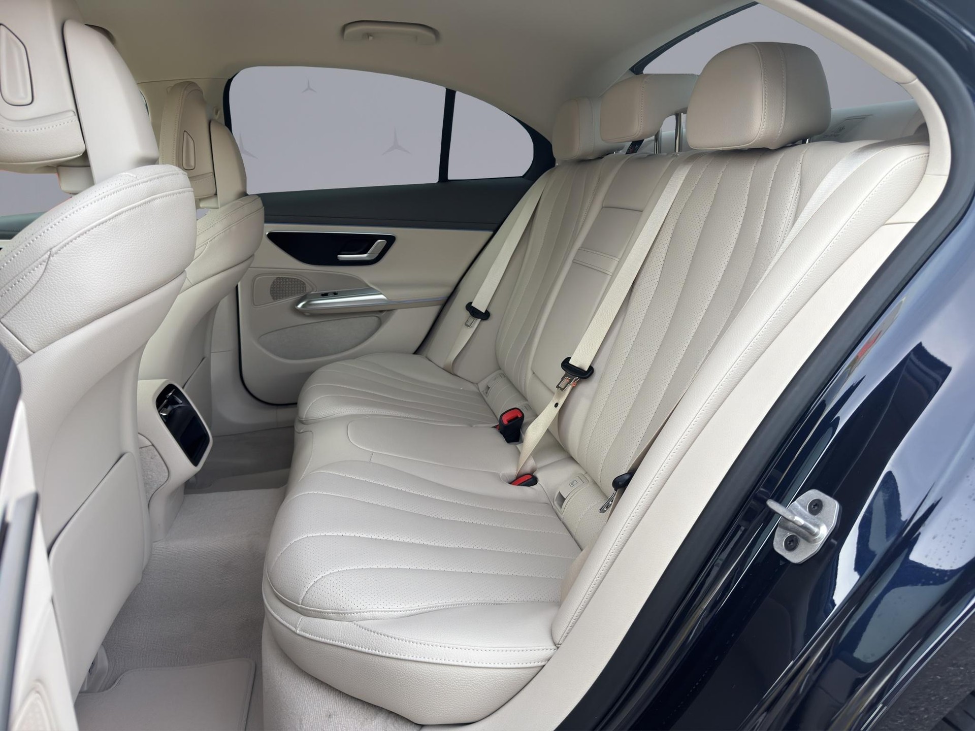 MERCEDES-BENZ E 220 d Avantgarde 4matic-image-12